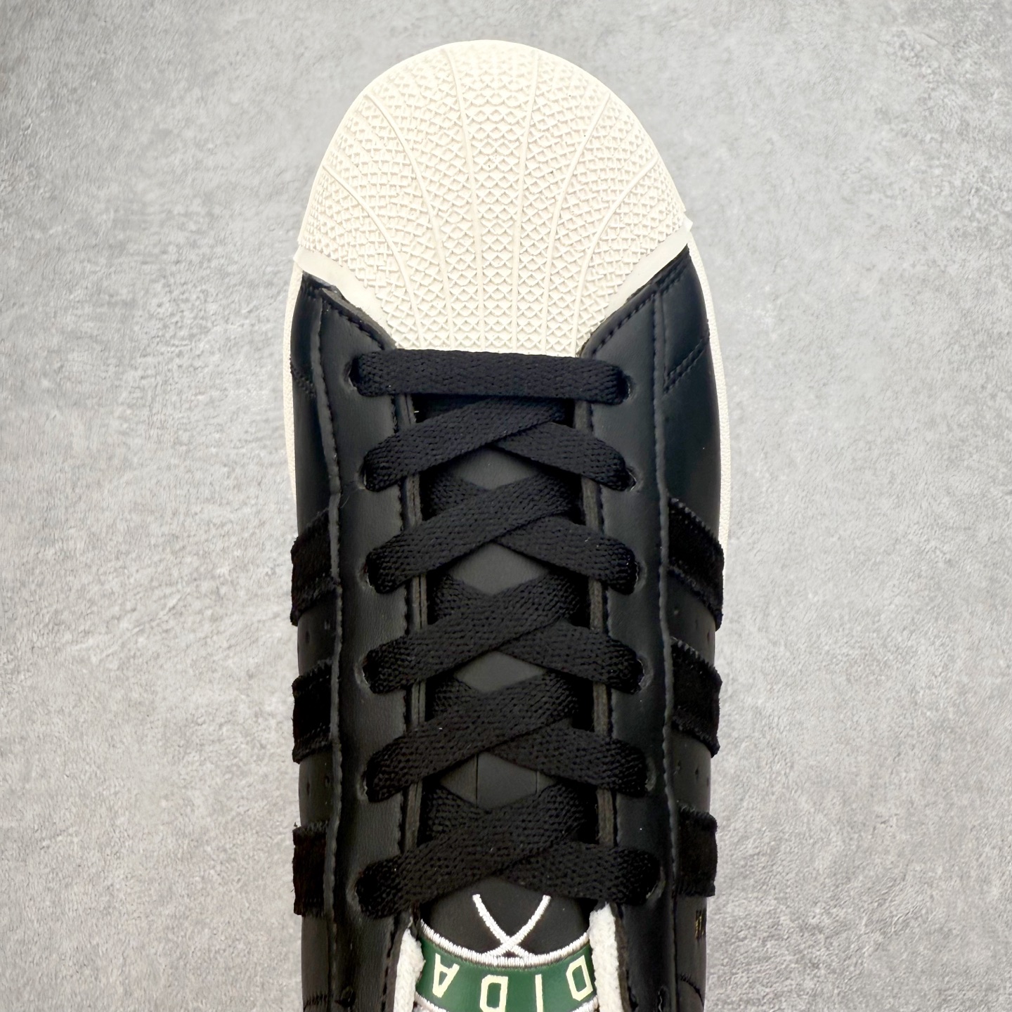 图片[4]-AD Originals Superstar 经典复古贝壳头板鞋 JQ3214 诞生于1969年 是第一双将全皮面鞋 身与橡胶鞋头结合在一起的低帮篮球鞋 Superstar最开始 是作为高帮篮球鞋Pro Model的低帮版本而出现的 但因为其独特和醒目的橡胶鞋头造型而让大家熟知 被大家形象地称为\\\”shelltoe\\\”贝壳头 在70年代的美国职业篮球场上 接近3/4的NBA球员都将这双Superstar作为场上用鞋 80年代之后 经过不断的改良和发展 Superstar逐渐成为横跨时装、音乐、街头文化、休闲和运动等各大领域的时尚潮鞋 尺码：36 36.5 37 38 38.5 39 40 40.5 41 42 42.5 43 44 44.5 45-选品中心