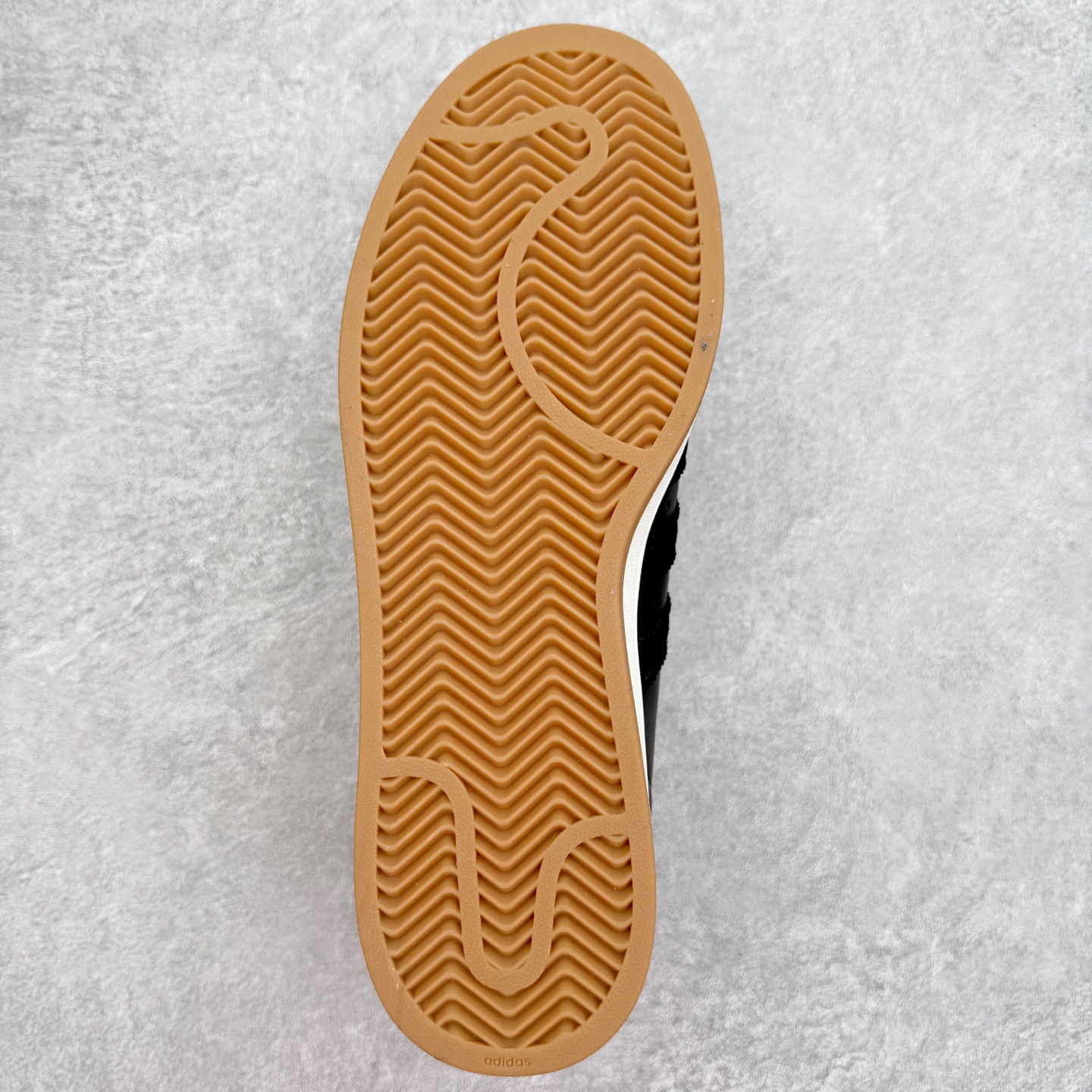 图片[9]-AD Originals Superstar 经典复古贝壳头板鞋 JQ3214 诞生于1969年 是第一双将全皮面鞋 身与橡胶鞋头结合在一起的低帮篮球鞋 Superstar最开始 是作为高帮篮球鞋Pro Model的低帮版本而出现的 但因为其独特和醒目的橡胶鞋头造型而让大家熟知 被大家形象地称为\\\”shelltoe\\\”贝壳头 在70年代的美国职业篮球场上 接近3/4的NBA球员都将这双Superstar作为场上用鞋 80年代之后 经过不断的改良和发展 Superstar逐渐成为横跨时装、音乐、街头文化、休闲和运动等各大领域的时尚潮鞋 尺码：36 36.5 37 38 38.5 39 40 40.5 41 42 42.5 43 44 44.5 45-选品中心