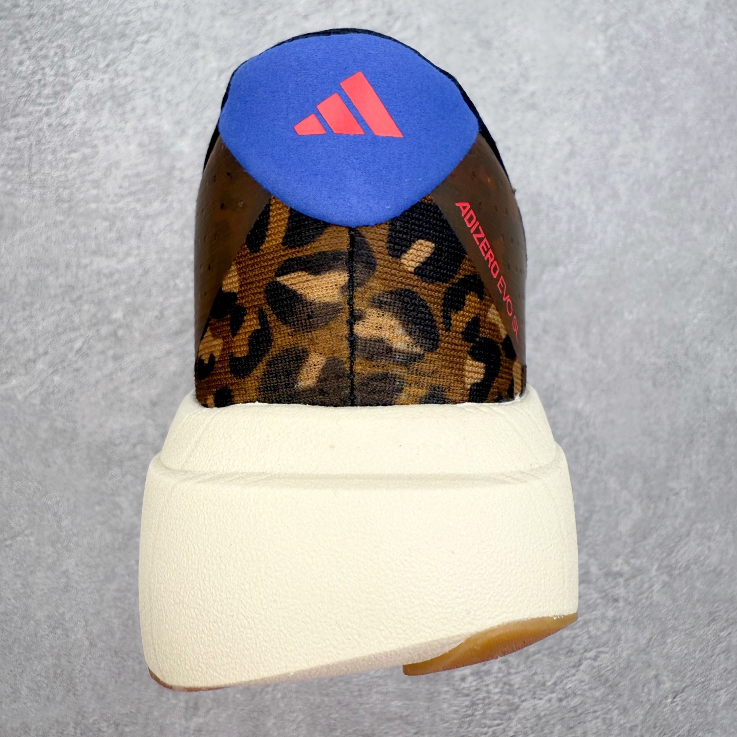 图片[8]-AD Adizero EVO SL 马拉松竞速专业跑鞋 JS4446 CELERMESH针织网面非常轻薄 纤维间的缝隙很大 可以保证跑步时的透气、排汗效果 鞋舌直接与两侧的内衬和鞋底连接在一起 在跑步过程中不会被鞋舌的左右移动所困扰 在标准鞋带孔的基础上再拓宽一组鞋带孔 适合不同脚型的需求 突破性 EnergyRods 技术，有助于跑者实现更好的成绩 中底独特的LIGHTSTRIKE PRO泡棉材质 微弹感觉在跑步过程中给予了良好的支撑体验 对于顶级精英和高水平进阶跑者来说 ADIOS PRO是一双值得信赖的竞速比赛用鞋 尺码：36 36.5 37.5 38 38.5 39 40 40.5 41 42 42.5 43 44 44.5 45-选品中心