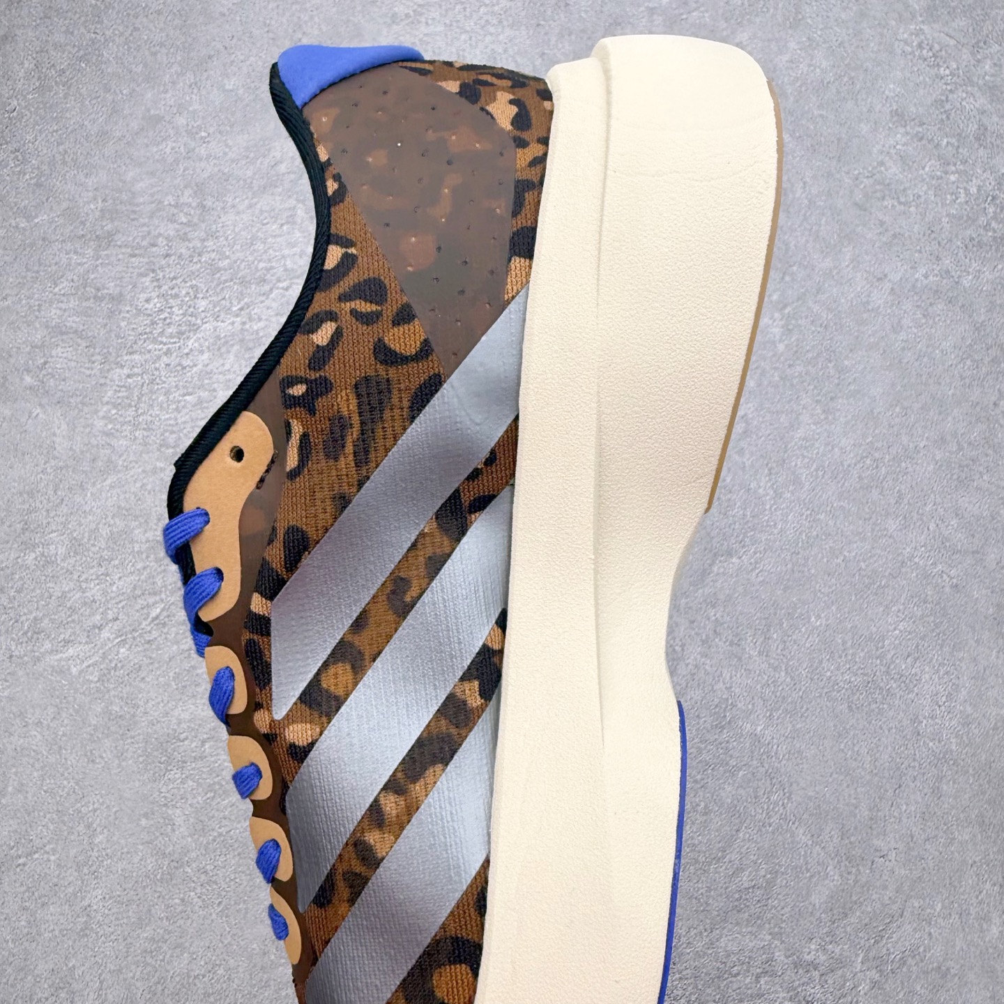 图片[7]-AD Adizero EVO SL 马拉松竞速专业跑鞋 JS4446 CELERMESH针织网面非常轻薄 纤维间的缝隙很大 可以保证跑步时的透气、排汗效果 鞋舌直接与两侧的内衬和鞋底连接在一起 在跑步过程中不会被鞋舌的左右移动所困扰 在标准鞋带孔的基础上再拓宽一组鞋带孔 适合不同脚型的需求 突破性 EnergyRods 技术，有助于跑者实现更好的成绩 中底独特的LIGHTSTRIKE PRO泡棉材质 微弹感觉在跑步过程中给予了良好的支撑体验 对于顶级精英和高水平进阶跑者来说 ADIOS PRO是一双值得信赖的竞速比赛用鞋 尺码：36 36.5 37.5 38 38.5 39 40 40.5 41 42 42.5 43 44 44.5 45-选品中心