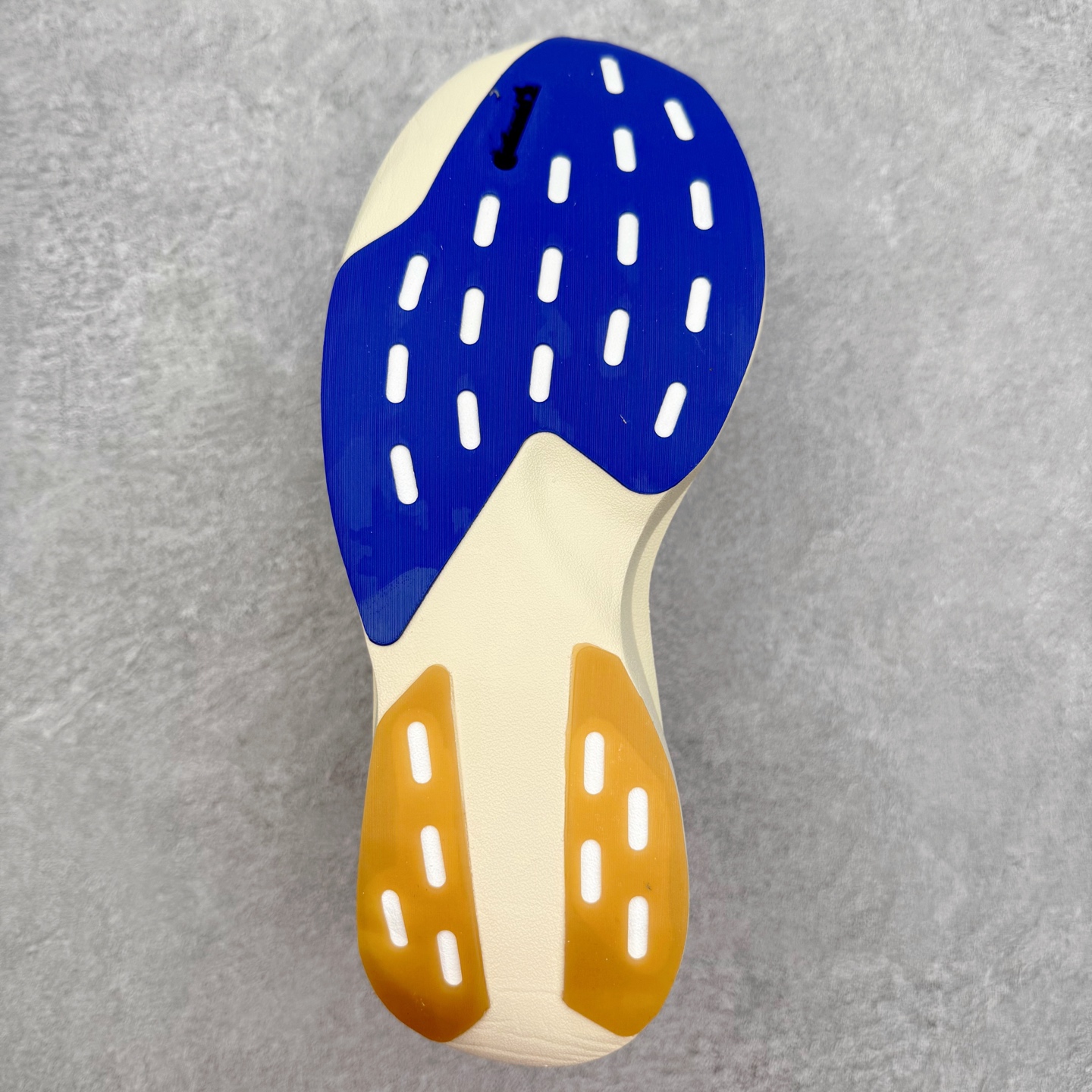 图片[9]-AD Adizero EVO SL 马拉松竞速专业跑鞋 JS4446 CELERMESH针织网面非常轻薄 纤维间的缝隙很大 可以保证跑步时的透气、排汗效果 鞋舌直接与两侧的内衬和鞋底连接在一起 在跑步过程中不会被鞋舌的左右移动所困扰 在标准鞋带孔的基础上再拓宽一组鞋带孔 适合不同脚型的需求 突破性 EnergyRods 技术，有助于跑者实现更好的成绩 中底独特的LIGHTSTRIKE PRO泡棉材质 微弹感觉在跑步过程中给予了良好的支撑体验 对于顶级精英和高水平进阶跑者来说 ADIOS PRO是一双值得信赖的竞速比赛用鞋 尺码：36 36.5 37.5 38 38.5 39 40 40.5 41 42 42.5 43 44 44.5 45-选品中心