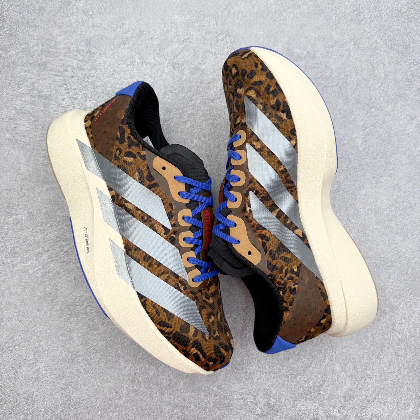 图片[3]-AD Adizero EVO SL 马拉松竞速专业跑鞋 JS4446 CELERMESH针织网面非常轻薄 纤维间的缝隙很大 可以保证跑步时的透气、排汗效果 鞋舌直接与两侧的内衬和鞋底连接在一起 在跑步过程中不会被鞋舌的左右移动所困扰 在标准鞋带孔的基础上再拓宽一组鞋带孔 适合不同脚型的需求 突破性 EnergyRods 技术，有助于跑者实现更好的成绩 中底独特的LIGHTSTRIKE PRO泡棉材质 微弹感觉在跑步过程中给予了良好的支撑体验 对于顶级精英和高水平进阶跑者来说 ADIOS PRO是一双值得信赖的竞速比赛用鞋 尺码：36 36.5 37.5 38 38.5 39 40 40.5 41 42 42.5 43 44 44.5 45-选品中心