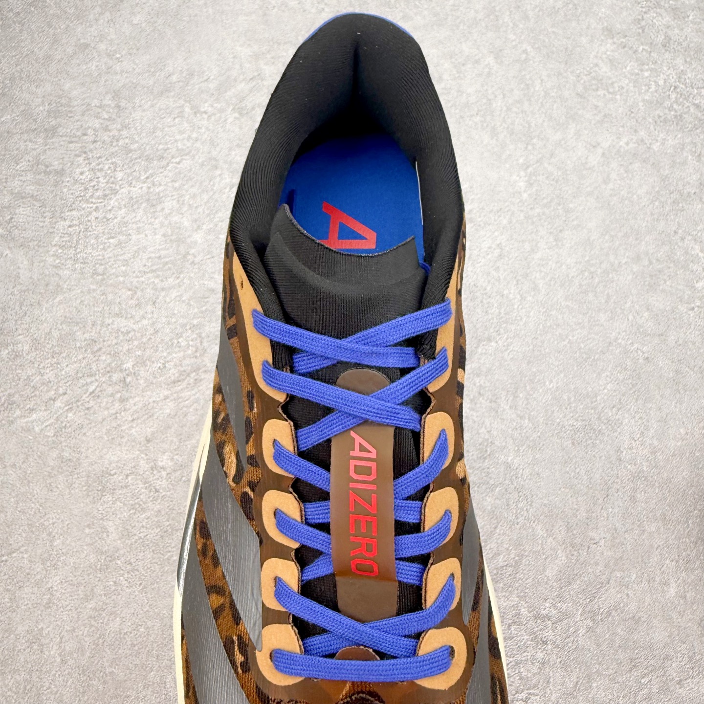 图片[5]-AD Adizero EVO SL 马拉松竞速专业跑鞋 JS4446 CELERMESH针织网面非常轻薄 纤维间的缝隙很大 可以保证跑步时的透气、排汗效果 鞋舌直接与两侧的内衬和鞋底连接在一起 在跑步过程中不会被鞋舌的左右移动所困扰 在标准鞋带孔的基础上再拓宽一组鞋带孔 适合不同脚型的需求 突破性 EnergyRods 技术，有助于跑者实现更好的成绩 中底独特的LIGHTSTRIKE PRO泡棉材质 微弹感觉在跑步过程中给予了良好的支撑体验 对于顶级精英和高水平进阶跑者来说 ADIOS PRO是一双值得信赖的竞速比赛用鞋 尺码：36 36.5 37.5 38 38.5 39 40 40.5 41 42 42.5 43 44 44.5 45-选品中心