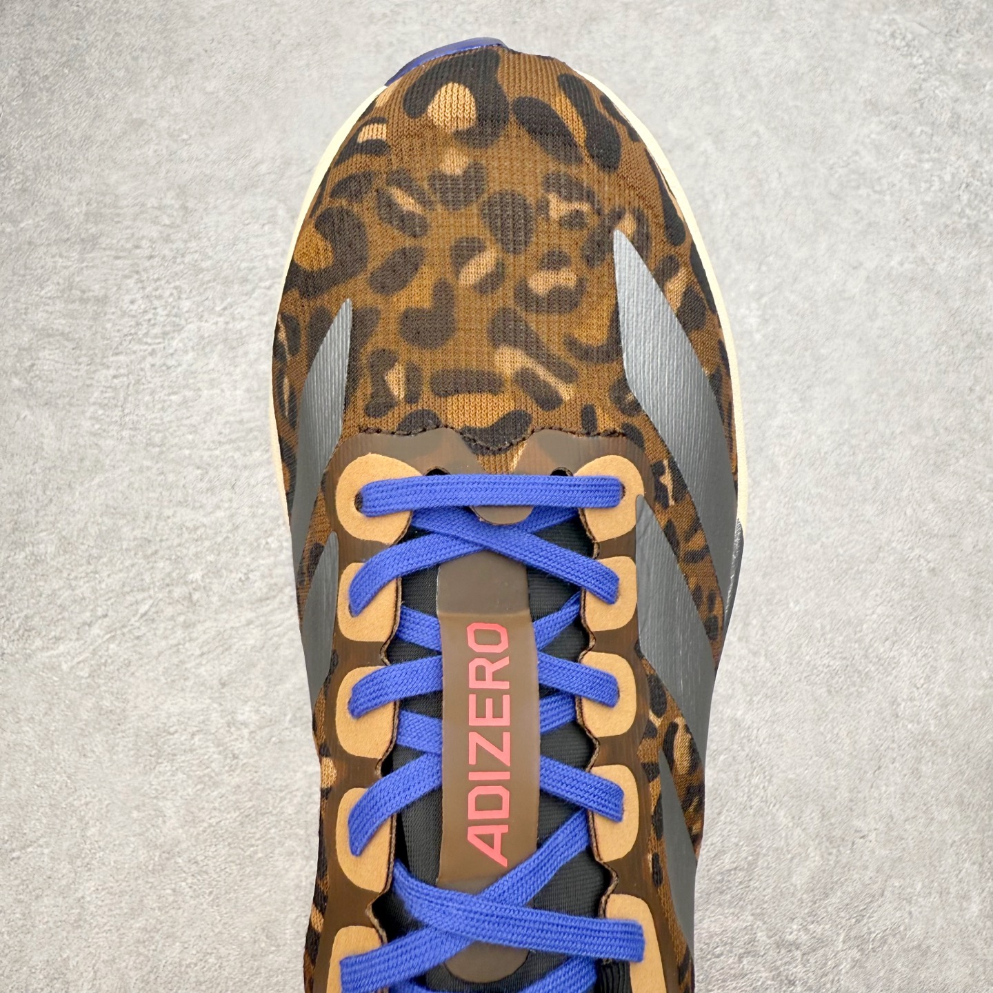 图片[4]-AD Adizero EVO SL 马拉松竞速专业跑鞋 JS4446 CELERMESH针织网面非常轻薄 纤维间的缝隙很大 可以保证跑步时的透气、排汗效果 鞋舌直接与两侧的内衬和鞋底连接在一起 在跑步过程中不会被鞋舌的左右移动所困扰 在标准鞋带孔的基础上再拓宽一组鞋带孔 适合不同脚型的需求 突破性 EnergyRods 技术，有助于跑者实现更好的成绩 中底独特的LIGHTSTRIKE PRO泡棉材质 微弹感觉在跑步过程中给予了良好的支撑体验 对于顶级精英和高水平进阶跑者来说 ADIOS PRO是一双值得信赖的竞速比赛用鞋 尺码：36 36.5 37.5 38 38.5 39 40 40.5 41 42 42.5 43 44 44.5 45-选品中心