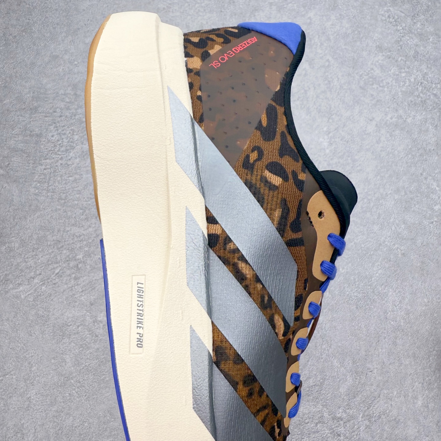 图片[6]-AD Adizero EVO SL 马拉松竞速专业跑鞋 JS4446 CELERMESH针织网面非常轻薄 纤维间的缝隙很大 可以保证跑步时的透气、排汗效果 鞋舌直接与两侧的内衬和鞋底连接在一起 在跑步过程中不会被鞋舌的左右移动所困扰 在标准鞋带孔的基础上再拓宽一组鞋带孔 适合不同脚型的需求 突破性 EnergyRods 技术，有助于跑者实现更好的成绩 中底独特的LIGHTSTRIKE PRO泡棉材质 微弹感觉在跑步过程中给予了良好的支撑体验 对于顶级精英和高水平进阶跑者来说 ADIOS PRO是一双值得信赖的竞速比赛用鞋 尺码：36 36.5 37.5 38 38.5 39 40 40.5 41 42 42.5 43 44 44.5 45-选品中心