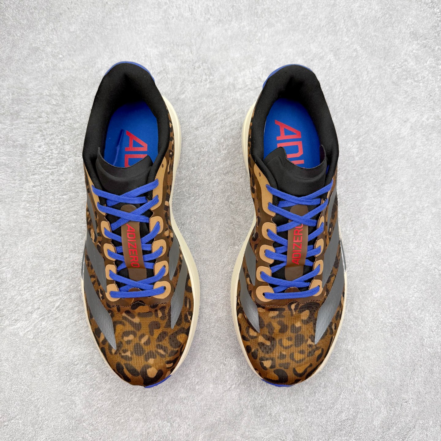 图片[2]-AD Adizero EVO SL 马拉松竞速专业跑鞋 JS4446 CELERMESH针织网面非常轻薄 纤维间的缝隙很大 可以保证跑步时的透气、排汗效果 鞋舌直接与两侧的内衬和鞋底连接在一起 在跑步过程中不会被鞋舌的左右移动所困扰 在标准鞋带孔的基础上再拓宽一组鞋带孔 适合不同脚型的需求 突破性 EnergyRods 技术，有助于跑者实现更好的成绩 中底独特的LIGHTSTRIKE PRO泡棉材质 微弹感觉在跑步过程中给予了良好的支撑体验 对于顶级精英和高水平进阶跑者来说 ADIOS PRO是一双值得信赖的竞速比赛用鞋 尺码：36 36.5 37.5 38 38.5 39 40 40.5 41 42 42.5 43 44 44.5 45-选品中心