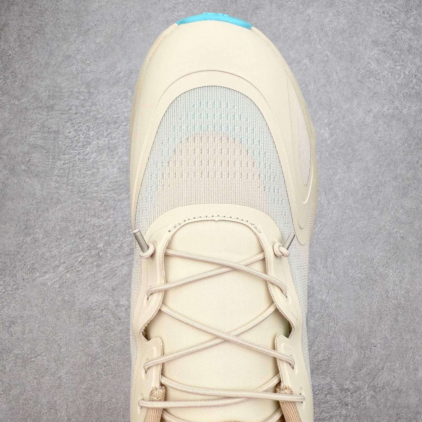 图片[4]-LOEWE x On昂跑Cloudsolo 罗意威联名款圆头抽绳低帮生活休闲鞋 此运动品牌 开创于2010年 缓震着陆、强效回弹、轻柔质感的设计构思始终是ON研制关键 与此同时基于“为全球提供革新性的跑步感受”信念 陆续推出了多款跑鞋及其以专业运动人体跑步工程学为设计关键的功能性跑步服饰设备 让跑者不费力气地畅快畅跑 尺码：36 36.5 37.5 38 38.5 39 40 40.5 41 42 42.5 43 44 44.5 45-选品中心