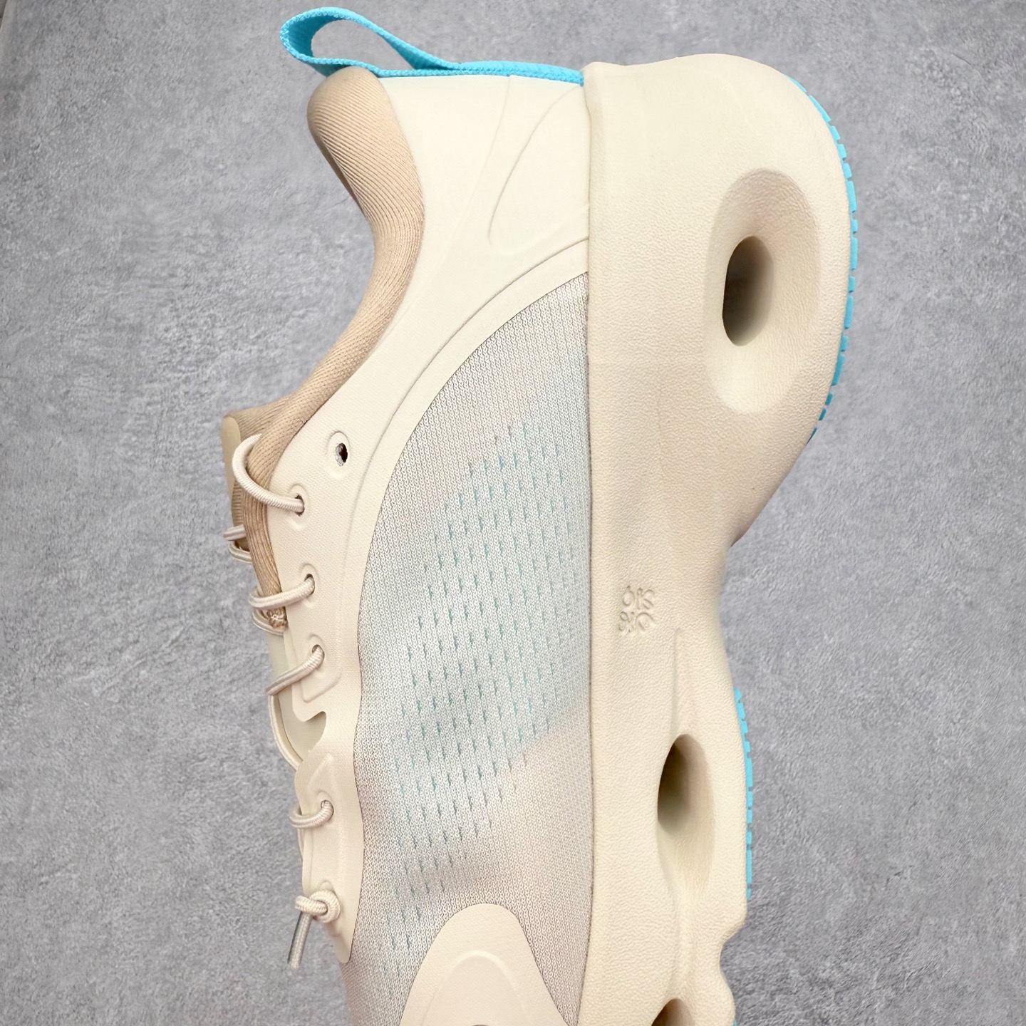 图片[7]-LOEWE x On昂跑Cloudsolo 罗意威联名款圆头抽绳低帮生活休闲鞋 此运动品牌 开创于2010年 缓震着陆、强效回弹、轻柔质感的设计构思始终是ON研制关键 与此同时基于“为全球提供革新性的跑步感受”信念 陆续推出了多款跑鞋及其以专业运动人体跑步工程学为设计关键的功能性跑步服饰设备 让跑者不费力气地畅快畅跑 尺码：36 36.5 37.5 38 38.5 39 40 40.5 41 42 42.5 43 44 44.5 45-选品中心