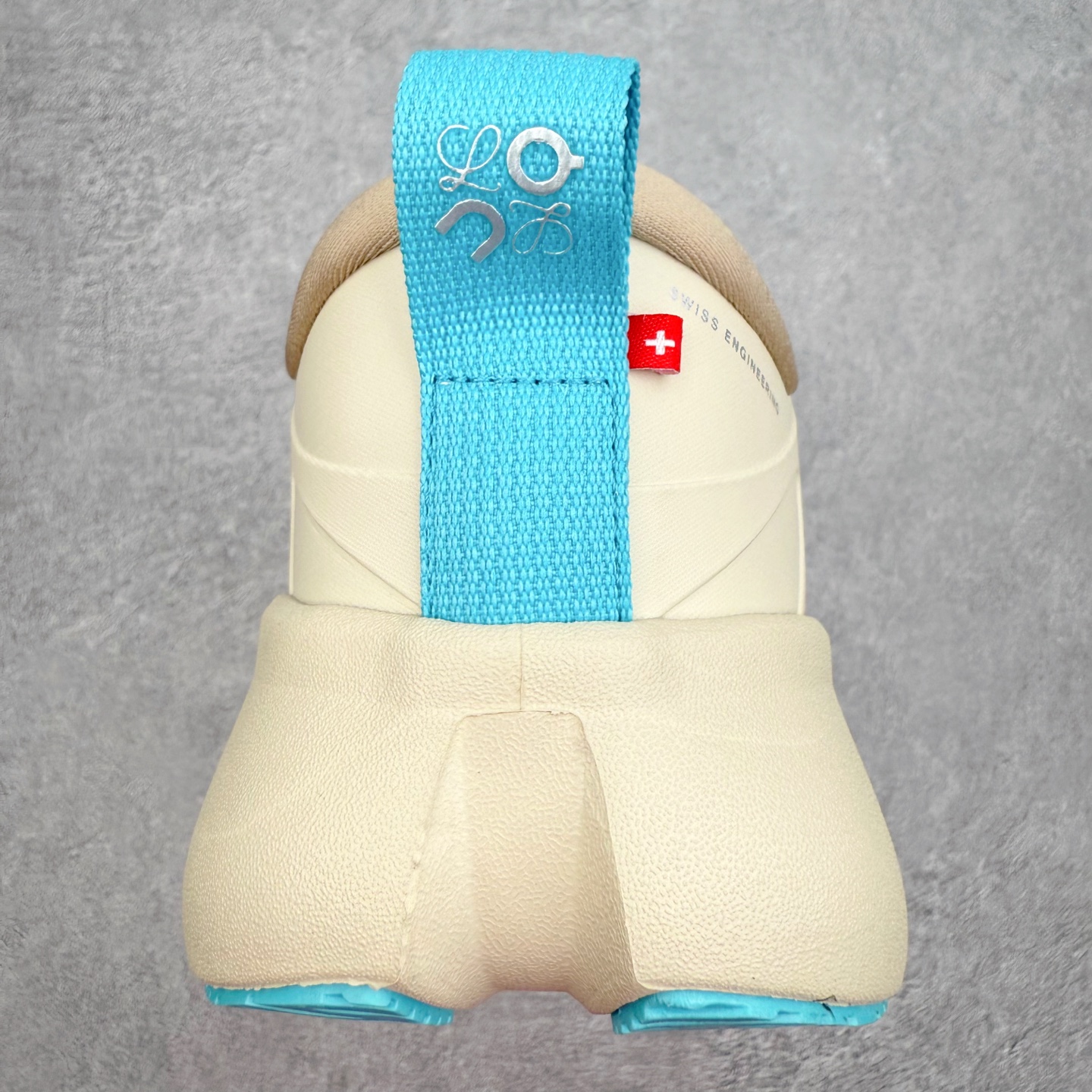 图片[8]-LOEWE x On昂跑Cloudsolo 罗意威联名款圆头抽绳低帮生活休闲鞋 此运动品牌 开创于2010年 缓震着陆、强效回弹、轻柔质感的设计构思始终是ON研制关键 与此同时基于“为全球提供革新性的跑步感受”信念 陆续推出了多款跑鞋及其以专业运动人体跑步工程学为设计关键的功能性跑步服饰设备 让跑者不费力气地畅快畅跑 尺码：36 36.5 37.5 38 38.5 39 40 40.5 41 42 42.5 43 44 44.5 45-选品中心