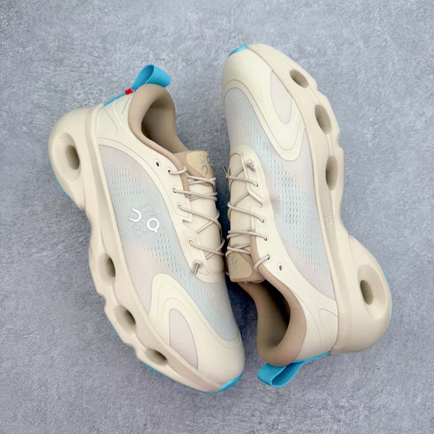 图片[3]-LOEWE x On昂跑Cloudsolo 罗意威联名款圆头抽绳低帮生活休闲鞋 此运动品牌 开创于2010年 缓震着陆、强效回弹、轻柔质感的设计构思始终是ON研制关键 与此同时基于“为全球提供革新性的跑步感受”信念 陆续推出了多款跑鞋及其以专业运动人体跑步工程学为设计关键的功能性跑步服饰设备 让跑者不费力气地畅快畅跑 尺码：36 36.5 37.5 38 38.5 39 40 40.5 41 42 42.5 43 44 44.5 45-选品中心