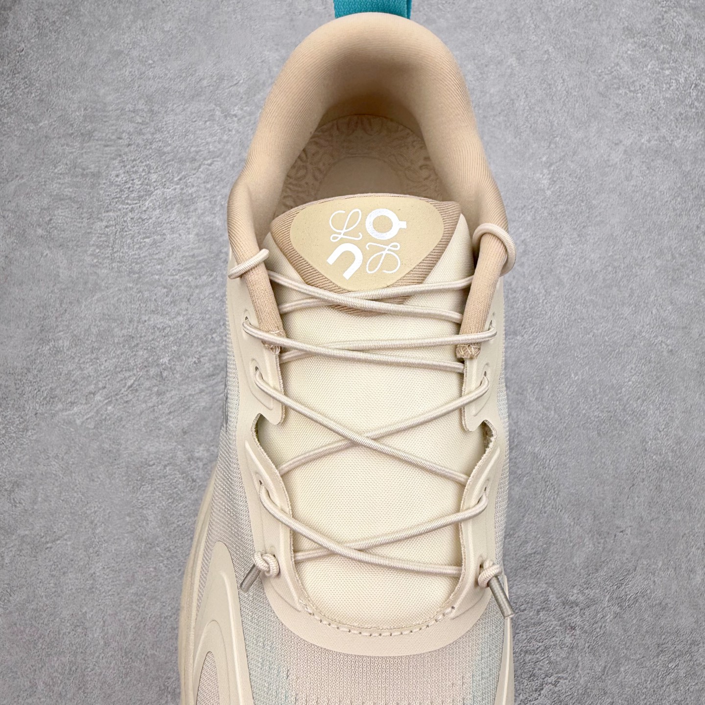 图片[5]-LOEWE x On昂跑Cloudsolo 罗意威联名款圆头抽绳低帮生活休闲鞋 此运动品牌 开创于2010年 缓震着陆、强效回弹、轻柔质感的设计构思始终是ON研制关键 与此同时基于“为全球提供革新性的跑步感受”信念 陆续推出了多款跑鞋及其以专业运动人体跑步工程学为设计关键的功能性跑步服饰设备 让跑者不费力气地畅快畅跑 尺码：36 36.5 37.5 38 38.5 39 40 40.5 41 42 42.5 43 44 44.5 45-选品中心