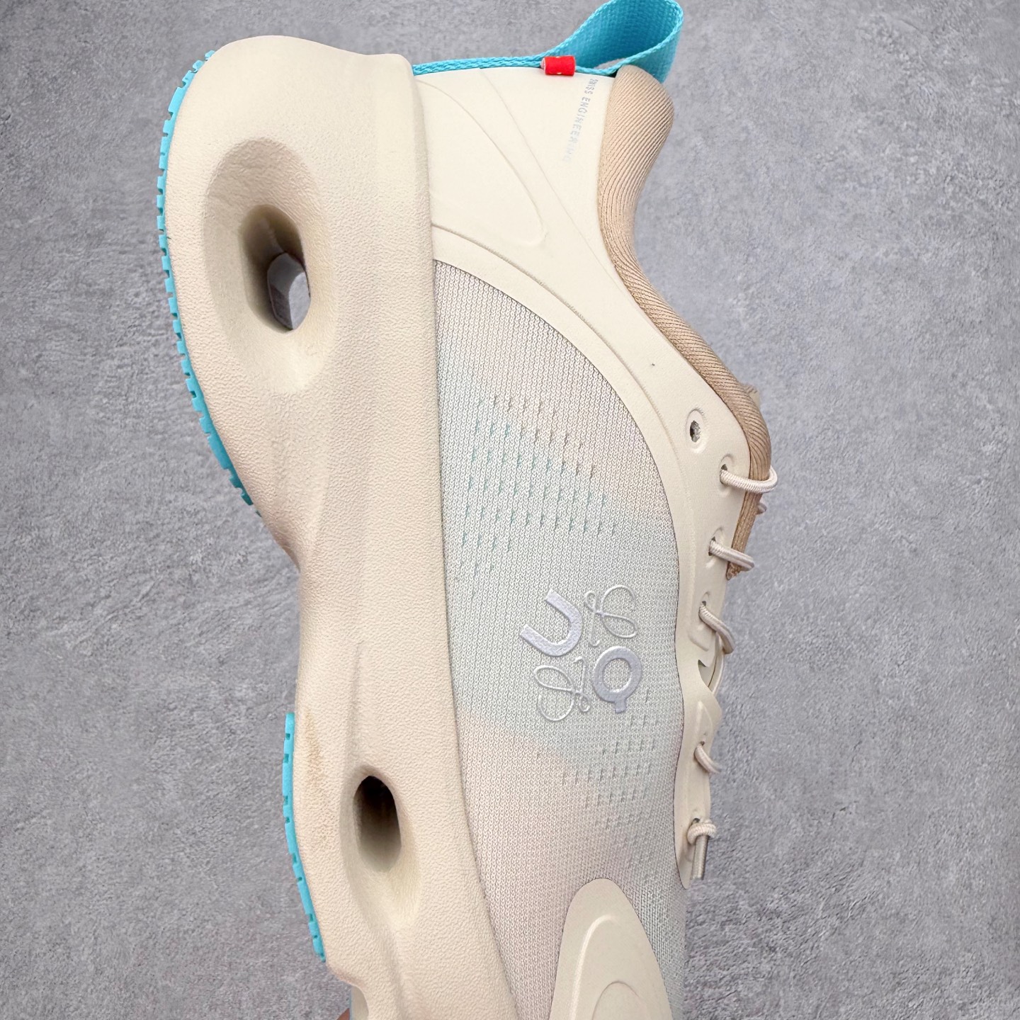 图片[6]-LOEWE x On昂跑Cloudsolo 罗意威联名款圆头抽绳低帮生活休闲鞋 此运动品牌 开创于2010年 缓震着陆、强效回弹、轻柔质感的设计构思始终是ON研制关键 与此同时基于“为全球提供革新性的跑步感受”信念 陆续推出了多款跑鞋及其以专业运动人体跑步工程学为设计关键的功能性跑步服饰设备 让跑者不费力气地畅快畅跑 尺码：36 36.5 37.5 38 38.5 39 40 40.5 41 42 42.5 43 44 44.5 45-选品中心