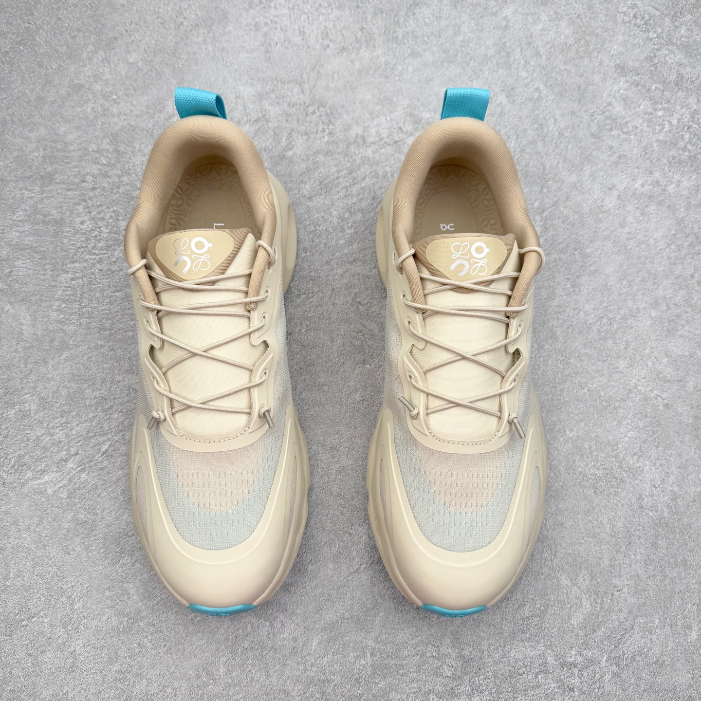 图片[2]-LOEWE x On昂跑Cloudsolo 罗意威联名款圆头抽绳低帮生活休闲鞋 此运动品牌 开创于2010年 缓震着陆、强效回弹、轻柔质感的设计构思始终是ON研制关键 与此同时基于“为全球提供革新性的跑步感受”信念 陆续推出了多款跑鞋及其以专业运动人体跑步工程学为设计关键的功能性跑步服饰设备 让跑者不费力气地畅快畅跑 尺码：36 36.5 37.5 38 38.5 39 40 40.5 41 42 42.5 43 44 44.5 45-选品中心