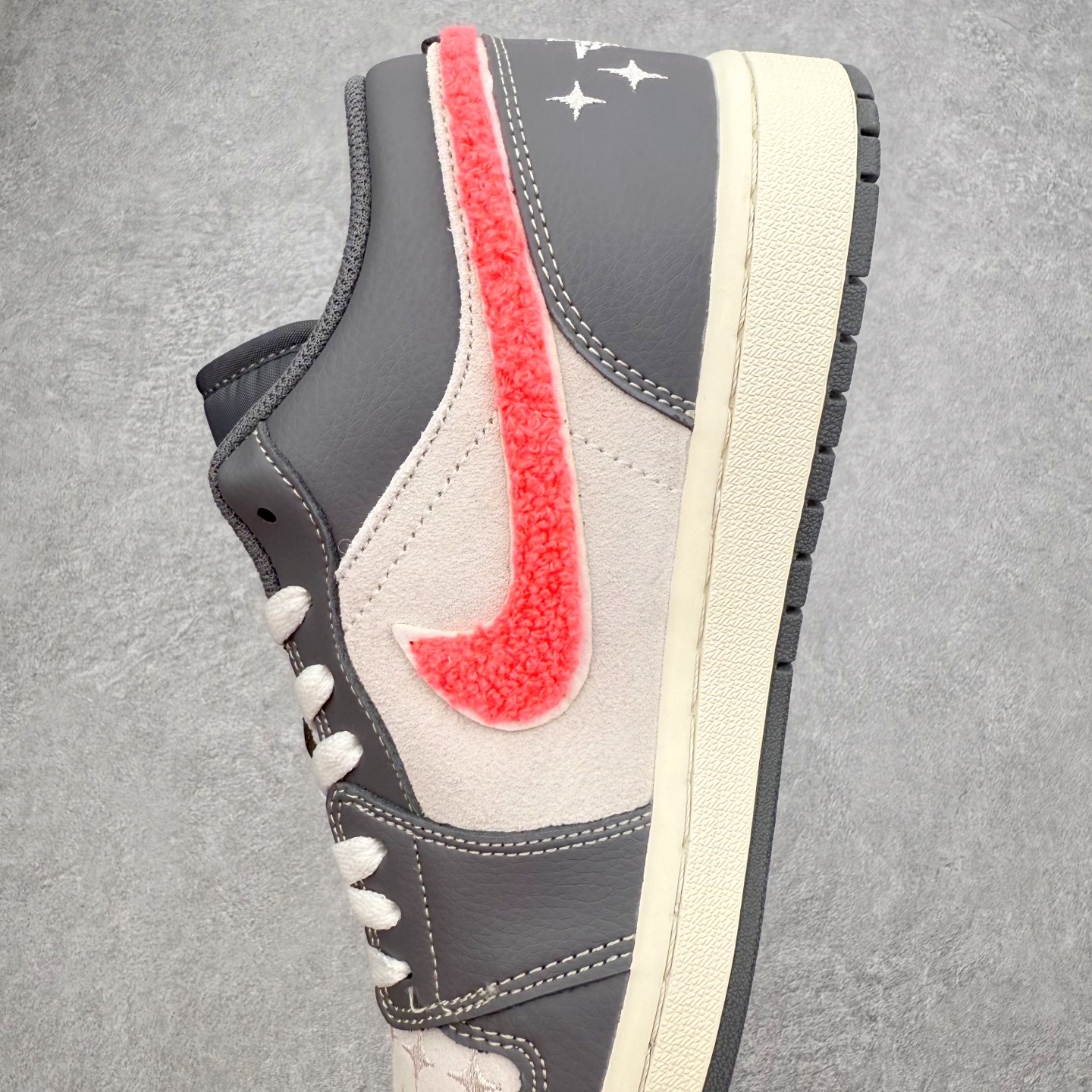 图片[7]-＃K版 Air Jordan AJ1 Low 低帮 IM6565-014 全新流水线出品 DT版本唯一平替选择 市场第二梯队最强版 全部原鞋开发 原楦原纸板开发 全鞋电脑针车 原厂内置全掌气垫 原盒内在原标 唯一Zp原版鞋带绑法 免检产品 全新2022版型 全头层皮料 完美零毛边处理 原厂配置全掌气垫 价格定位良心 几十个配色陆续出货 实拍调校N版已经零色差零失真 百分百还原实物色彩所见即所得 不存在货不对板色差等低级问题 选购参考实物拍摄 不混卖不参货 只用心做好货严格选品 承诺混一赔十 尺码：36 36.5 37.5 38 38.5 39 40 40.5 41 42 42.5 43 44 44.5 45-选品中心