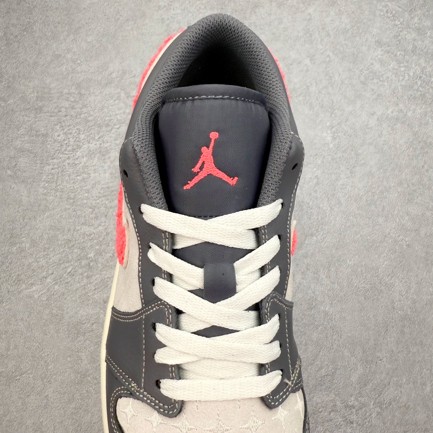 图片[5]-＃K版 Air Jordan AJ1 Low 低帮 IM6565-014 全新流水线出品 DT版本唯一平替选择 市场第二梯队最强版 全部原鞋开发 原楦原纸板开发 全鞋电脑针车 原厂内置全掌气垫 原盒内在原标 唯一Zp原版鞋带绑法 免检产品 全新2022版型 全头层皮料 完美零毛边处理 原厂配置全掌气垫 价格定位良心 几十个配色陆续出货 实拍调校N版已经零色差零失真 百分百还原实物色彩所见即所得 不存在货不对板色差等低级问题 选购参考实物拍摄 不混卖不参货 只用心做好货严格选品 承诺混一赔十 尺码：36 36.5 37.5 38 38.5 39 40 40.5 41 42 42.5 43 44 44.5 45-选品中心