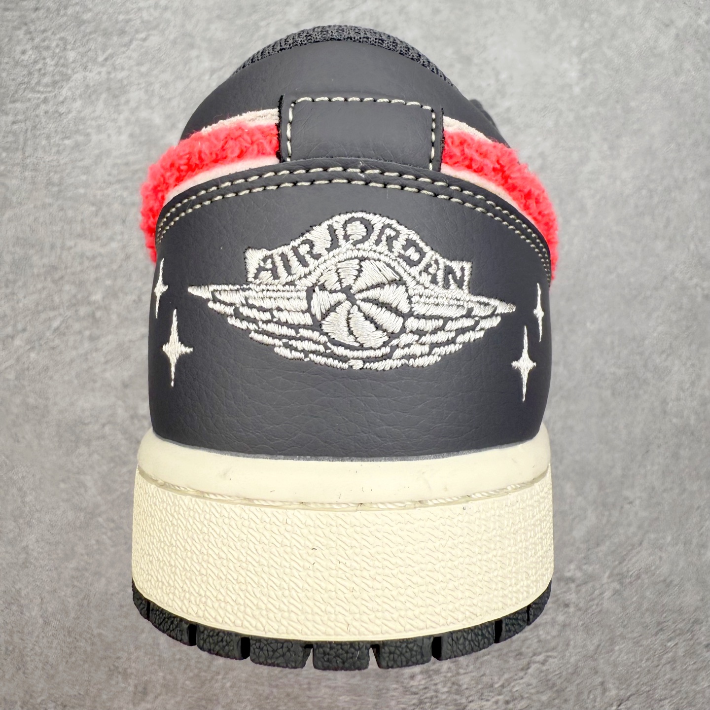 图片[8]-＃K版 Air Jordan AJ1 Low 低帮 IM6565-014 全新流水线出品 DT版本唯一平替选择 市场第二梯队最强版 全部原鞋开发 原楦原纸板开发 全鞋电脑针车 原厂内置全掌气垫 原盒内在原标 唯一Zp原版鞋带绑法 免检产品 全新2022版型 全头层皮料 完美零毛边处理 原厂配置全掌气垫 价格定位良心 几十个配色陆续出货 实拍调校N版已经零色差零失真 百分百还原实物色彩所见即所得 不存在货不对板色差等低级问题 选购参考实物拍摄 不混卖不参货 只用心做好货严格选品 承诺混一赔十 尺码：36 36.5 37.5 38 38.5 39 40 40.5 41 42 42.5 43 44 44.5 45-选品中心