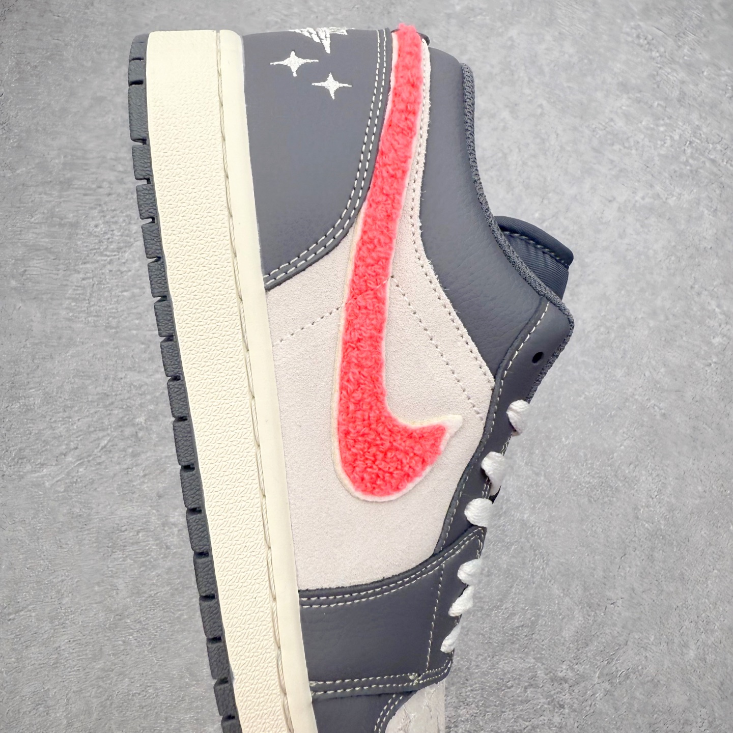 图片[6]-＃K版 Air Jordan AJ1 Low 低帮 IM6565-014 全新流水线出品 DT版本唯一平替选择 市场第二梯队最强版 全部原鞋开发 原楦原纸板开发 全鞋电脑针车 原厂内置全掌气垫 原盒内在原标 唯一Zp原版鞋带绑法 免检产品 全新2022版型 全头层皮料 完美零毛边处理 原厂配置全掌气垫 价格定位良心 几十个配色陆续出货 实拍调校N版已经零色差零失真 百分百还原实物色彩所见即所得 不存在货不对板色差等低级问题 选购参考实物拍摄 不混卖不参货 只用心做好货严格选品 承诺混一赔十 尺码：36 36.5 37.5 38 38.5 39 40 40.5 41 42 42.5 43 44 44.5 45-选品中心