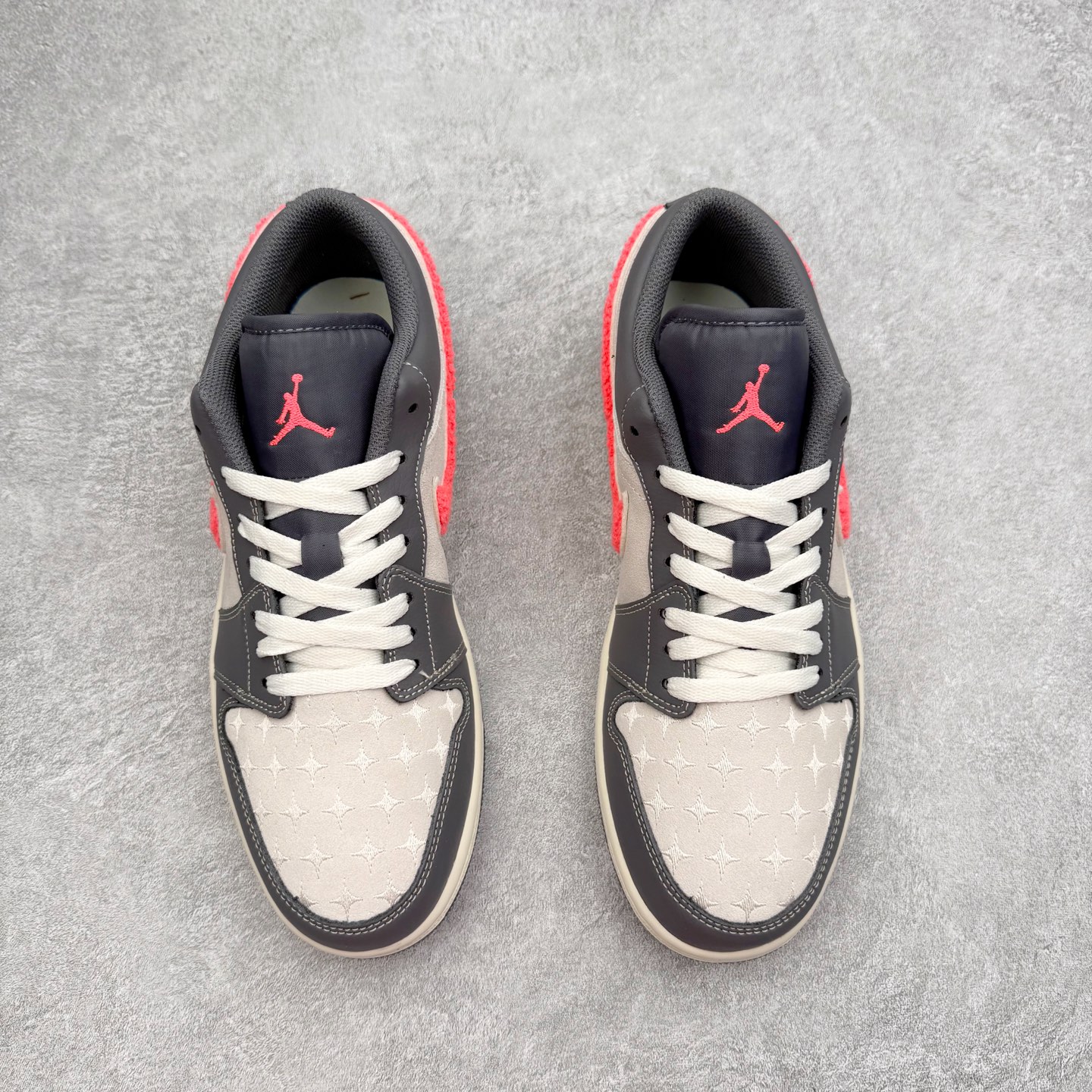 图片[2]-＃K版 Air Jordan AJ1 Low 低帮 IM6565-014 全新流水线出品 DT版本唯一平替选择 市场第二梯队最强版 全部原鞋开发 原楦原纸板开发 全鞋电脑针车 原厂内置全掌气垫 原盒内在原标 唯一Zp原版鞋带绑法 免检产品 全新2022版型 全头层皮料 完美零毛边处理 原厂配置全掌气垫 价格定位良心 几十个配色陆续出货 实拍调校N版已经零色差零失真 百分百还原实物色彩所见即所得 不存在货不对板色差等低级问题 选购参考实物拍摄 不混卖不参货 只用心做好货严格选品 承诺混一赔十 尺码：36 36.5 37.5 38 38.5 39 40 40.5 41 42 42.5 43 44 44.5 45-选品中心
