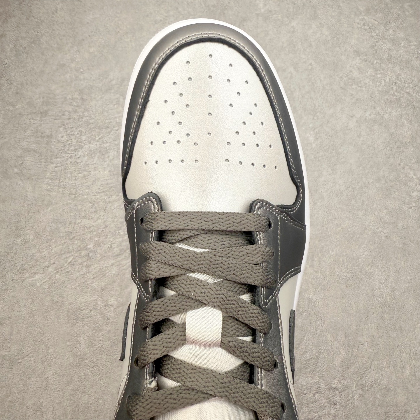 图片[4]-＃K版 Air Jordan AJ1 Low 低帮 HV4398-014 全新流水线出品 DT版本唯一平替选择 市场第二梯队最强版 全部原鞋开发 原楦原纸板开发 全鞋电脑针车 原厂内置全掌气垫 原盒内在原标 唯一Zp原版鞋带绑法 免检产品 全新2022版型 全头层皮料 完美零毛边处理 原厂配置全掌气垫 价格定位良心 几十个配色陆续出货 实拍调校N版已经零色差零失真 百分百还原实物色彩所见即所得 不存在货不对板色差等低级问题 选购参考实物拍摄 不混卖不参货 只用心做好货严格选品 承诺混一赔十 尺码：36 36.5 37.5 38 38.5 39 40 40.5 41 42 42.5 43 44 44.5 45-选品中心