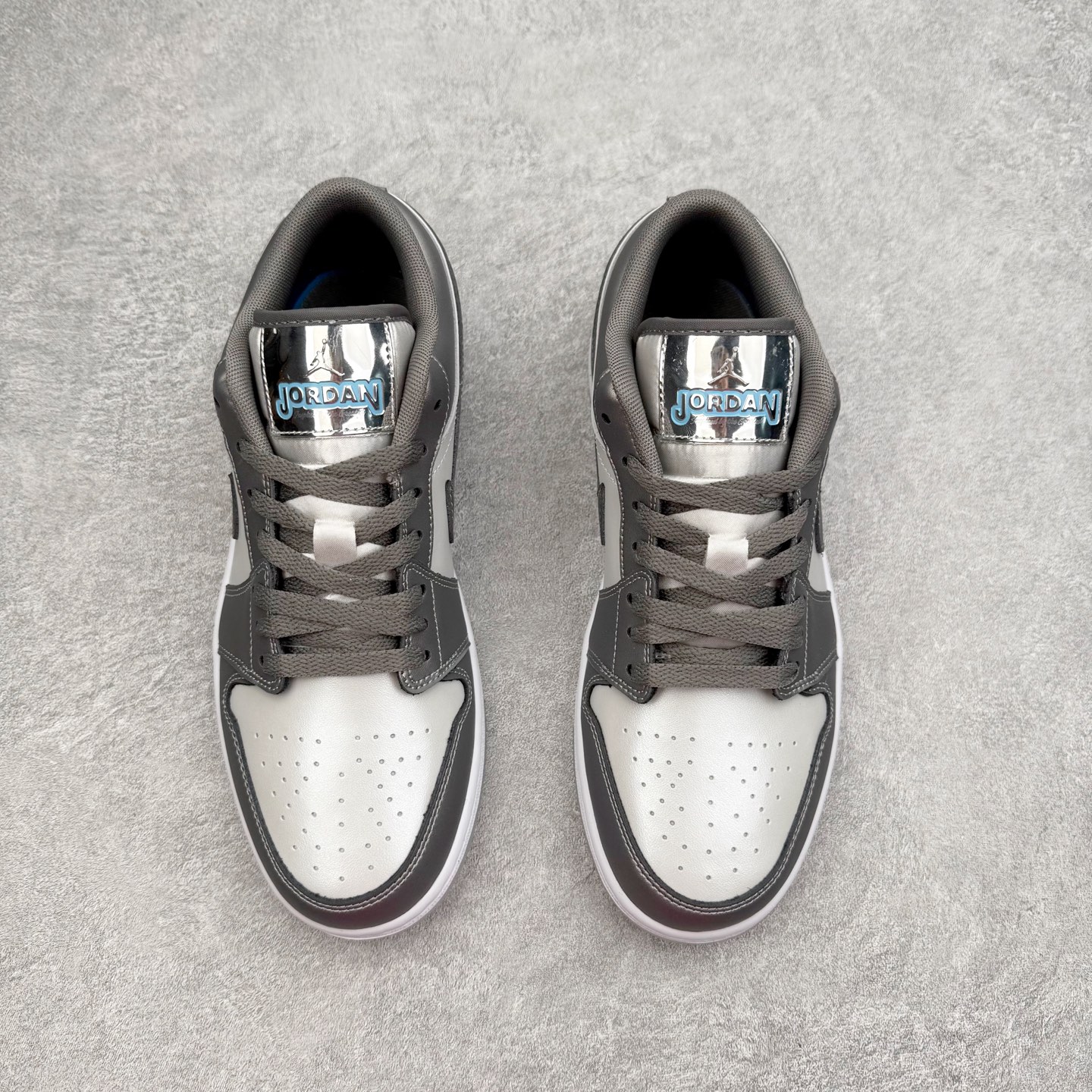 图片[2]-＃K版 Air Jordan AJ1 Low 低帮 HV4398-014 全新流水线出品 DT版本唯一平替选择 市场第二梯队最强版 全部原鞋开发 原楦原纸板开发 全鞋电脑针车 原厂内置全掌气垫 原盒内在原标 唯一Zp原版鞋带绑法 免检产品 全新2022版型 全头层皮料 完美零毛边处理 原厂配置全掌气垫 价格定位良心 几十个配色陆续出货 实拍调校N版已经零色差零失真 百分百还原实物色彩所见即所得 不存在货不对板色差等低级问题 选购参考实物拍摄 不混卖不参货 只用心做好货严格选品 承诺混一赔十 尺码：36 36.5 37.5 38 38.5 39 40 40.5 41 42 42.5 43 44 44.5 45-选品中心