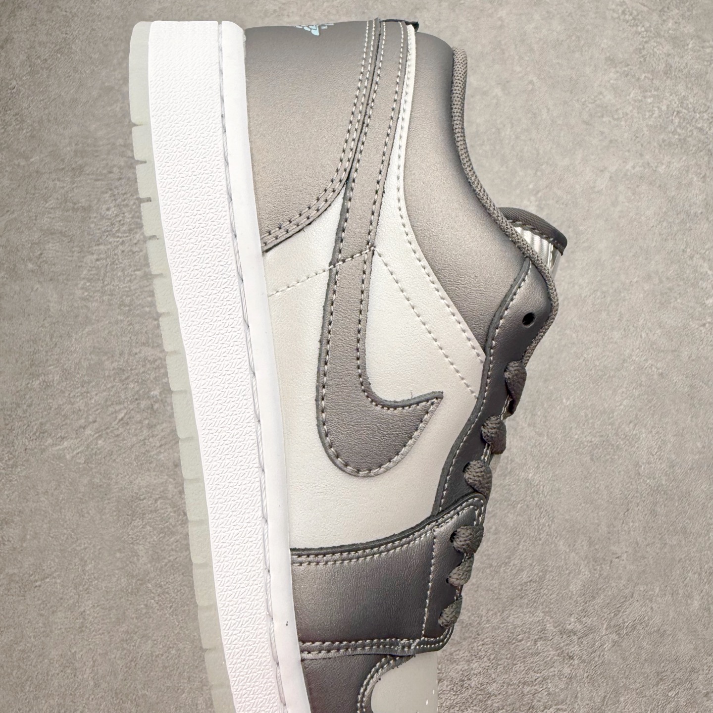 图片[6]-＃K版 Air Jordan AJ1 Low 低帮 HV4398-014 全新流水线出品 DT版本唯一平替选择 市场第二梯队最强版 全部原鞋开发 原楦原纸板开发 全鞋电脑针车 原厂内置全掌气垫 原盒内在原标 唯一Zp原版鞋带绑法 免检产品 全新2022版型 全头层皮料 完美零毛边处理 原厂配置全掌气垫 价格定位良心 几十个配色陆续出货 实拍调校N版已经零色差零失真 百分百还原实物色彩所见即所得 不存在货不对板色差等低级问题 选购参考实物拍摄 不混卖不参货 只用心做好货严格选品 承诺混一赔十 尺码：36 36.5 37.5 38 38.5 39 40 40.5 41 42 42.5 43 44 44.5 45-选品中心