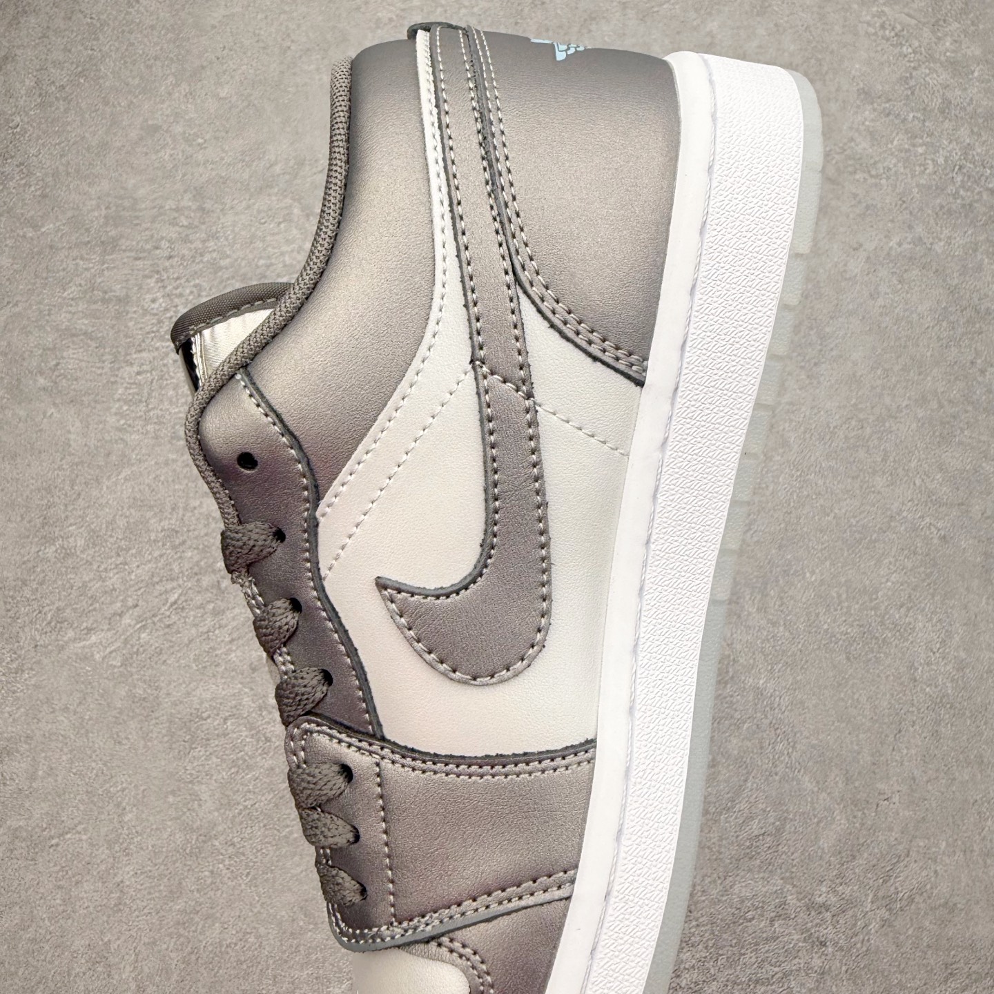 图片[7]-＃K版 Air Jordan AJ1 Low 低帮 HV4398-014 全新流水线出品 DT版本唯一平替选择 市场第二梯队最强版 全部原鞋开发 原楦原纸板开发 全鞋电脑针车 原厂内置全掌气垫 原盒内在原标 唯一Zp原版鞋带绑法 免检产品 全新2022版型 全头层皮料 完美零毛边处理 原厂配置全掌气垫 价格定位良心 几十个配色陆续出货 实拍调校N版已经零色差零失真 百分百还原实物色彩所见即所得 不存在货不对板色差等低级问题 选购参考实物拍摄 不混卖不参货 只用心做好货严格选品 承诺混一赔十 尺码：36 36.5 37.5 38 38.5 39 40 40.5 41 42 42.5 43 44 44.5 45-选品中心