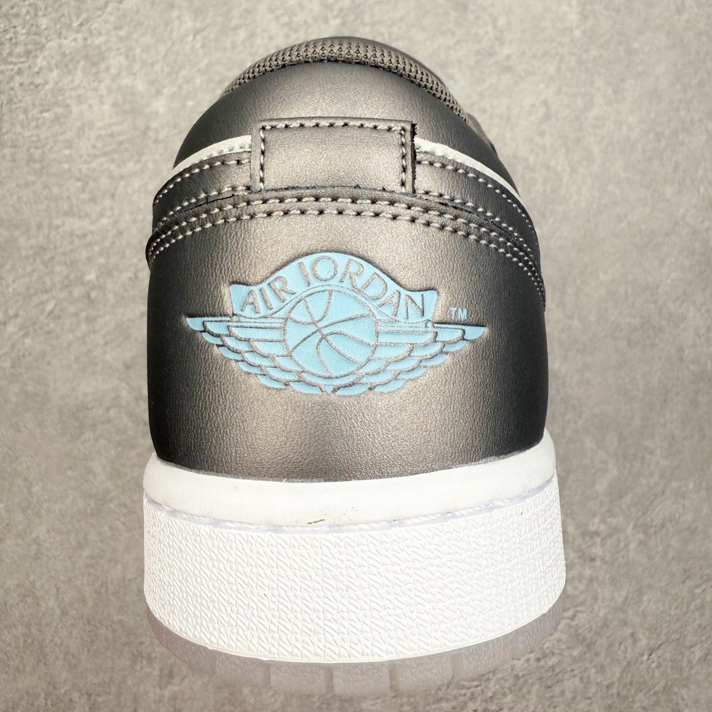 图片[8]-＃K版 Air Jordan AJ1 Low 低帮 HV4398-014 全新流水线出品 DT版本唯一平替选择 市场第二梯队最强版 全部原鞋开发 原楦原纸板开发 全鞋电脑针车 原厂内置全掌气垫 原盒内在原标 唯一Zp原版鞋带绑法 免检产品 全新2022版型 全头层皮料 完美零毛边处理 原厂配置全掌气垫 价格定位良心 几十个配色陆续出货 实拍调校N版已经零色差零失真 百分百还原实物色彩所见即所得 不存在货不对板色差等低级问题 选购参考实物拍摄 不混卖不参货 只用心做好货严格选品 承诺混一赔十 尺码：36 36.5 37.5 38 38.5 39 40 40.5 41 42 42.5 43 44 44.5 45-选品中心