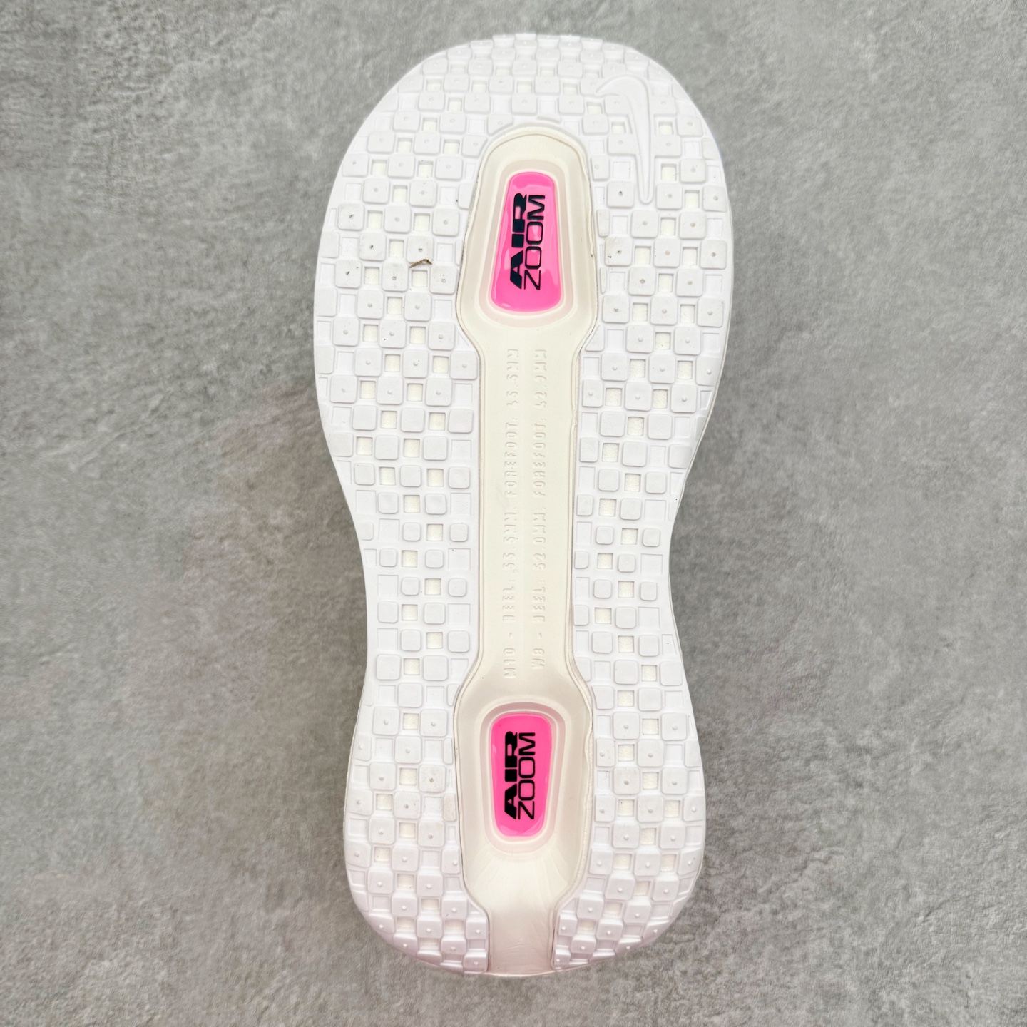 图片[9]-NK Vomero Premium 时尚舒适 网布防滑耐磨 低帮跑步鞋 HM5973-417 实拍调校N版已经零色差零失真 百分百还原实物色彩所见即所得 不存在货不对板色差等低级问题 选购参考实物拍摄 不混卖不参货 只用心做好货严格选品 承诺混一赔十 尺码：36 36.5 37.5 38 38.5 39 40 40.5 41 42 42.5 43 44 44.5 45-选品中心