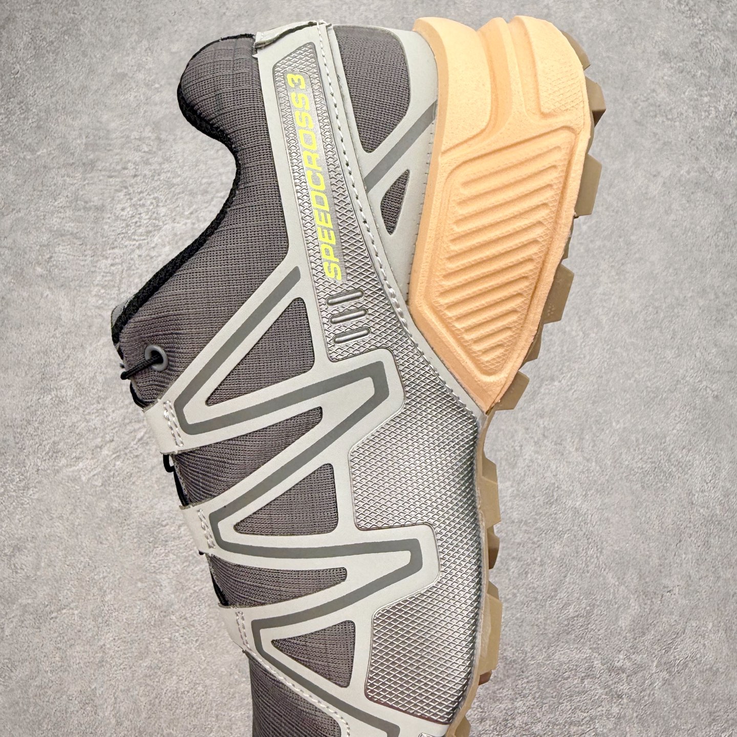 图片[7]-SALOMON 萨洛蒙 Speedcross 3 舒适轻盈减震包裹性支撑耐磨轻便低帮生活休闲鞋 男女同款 SALOMON诞生于1947年的法国阿尔卑斯山区，全球知名的户外运动品牌。一直致力于推动滑雪、越野跑等山地运动的发展及产品的进步。其产品设计致力于追求创新和发掘产品的性能极限，帮助喜欢自由的人在山地间不断挑战自我。实拍调校N版已经零色差零失真 百分百还原实物色彩所见即所得 不存在货不对板色差等低级问题 选购参考实物拍摄 不混卖不参货 只用心做好货严格选品 承诺混一赔十 尺码：36 36.5 37.5 38 38.5 39 40 40.5 41 42 42.5 43 44 44.5 45-选品中心