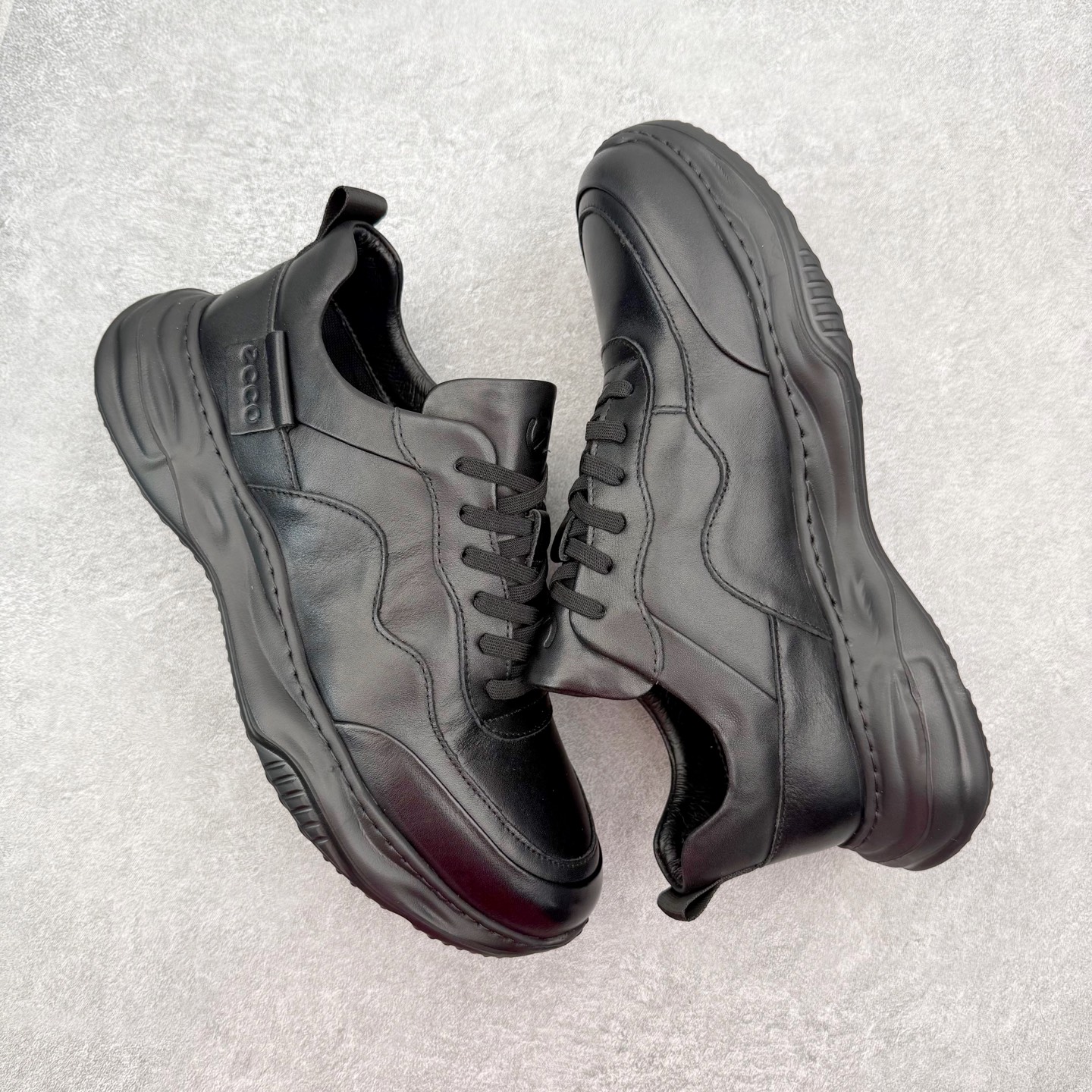 图片[3]-ECCO爱步跑步鞋百搭舒适 秋冬新款厚底休闲运动鞋男鞋 灵动系列 黄景瑜同款 品质牛皮鞋面，轻盈柔韧 具有良好的透气性 细腻柔软 简约系带设计 可自由调节松紧 贴合脚型 PU泡沫橡胶大底 抓地力强 具有良好的防滑耐磨性 时尚简约 休闲百搭 尺码：38 39 40 41 42 43 44 （皮鞋码）-选品中心