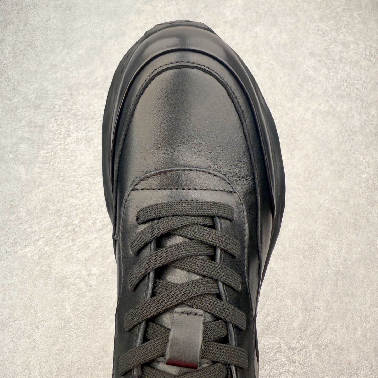 图片[4]-ECCO爱步跑步鞋百搭舒适 秋冬新款厚底休闲运动鞋男鞋 灵动系列 黄景瑜同款 品质牛皮鞋面，轻盈柔韧 具有良好的透气性 细腻柔软 简约系带设计 可自由调节松紧 贴合脚型 PU泡沫橡胶大底 抓地力强 具有良好的防滑耐磨性 时尚简约 休闲百搭 尺码：38 39 40 41 42 43 44 （皮鞋码）-选品中心