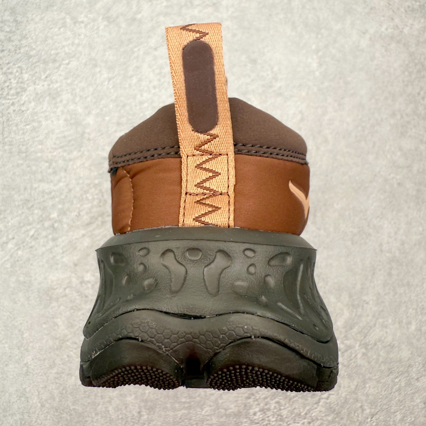 图片[8]-HOKA ONE ONE Ora Primo 舒适防滑低帮生活休闲鞋 虽然是以一脚蹬作为设计理念 但完全不会出现不跟脚的情况 可以看到带有一部分后跟 做到不束缚同时可以有效防止掉跟 厚度可观的鞋垫上带有凸起的纹理 上脚不会有异物感并防止打滑 鞋底搭载滚动平衡技术 为玩家提供缓震支持与舒适脚感 尺码：36 36.5 37.5 38 38.5 39 40 40.5 41 42 42.5 43 44 44.5 45 46 47-选品中心