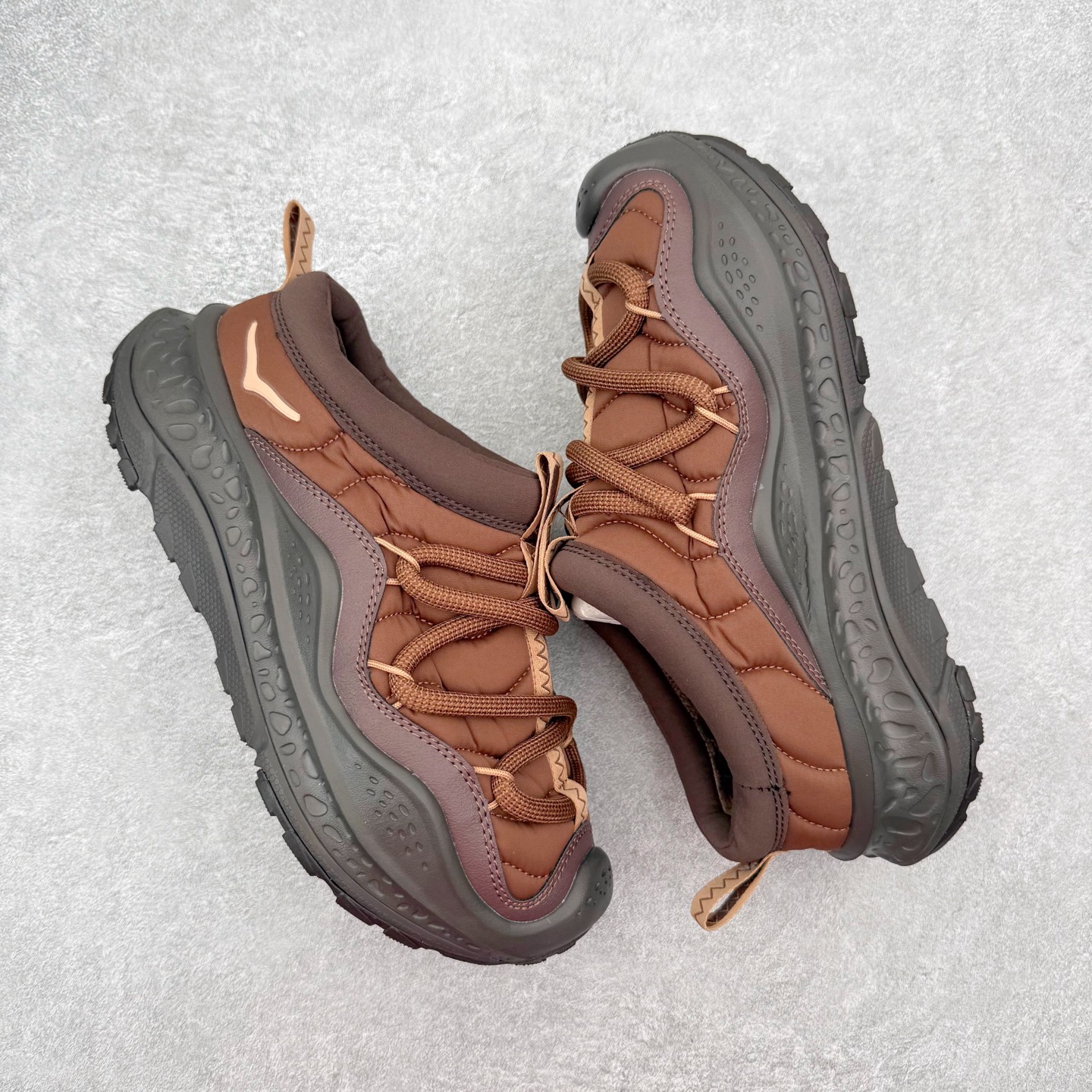 图片[3]-HOKA ONE ONE Ora Primo 舒适防滑低帮生活休闲鞋 虽然是以一脚蹬作为设计理念 但完全不会出现不跟脚的情况 可以看到带有一部分后跟 做到不束缚同时可以有效防止掉跟 厚度可观的鞋垫上带有凸起的纹理 上脚不会有异物感并防止打滑 鞋底搭载滚动平衡技术 为玩家提供缓震支持与舒适脚感 尺码：36 36.5 37.5 38 38.5 39 40 40.5 41 42 42.5 43 44 44.5 45 46 47-选品中心