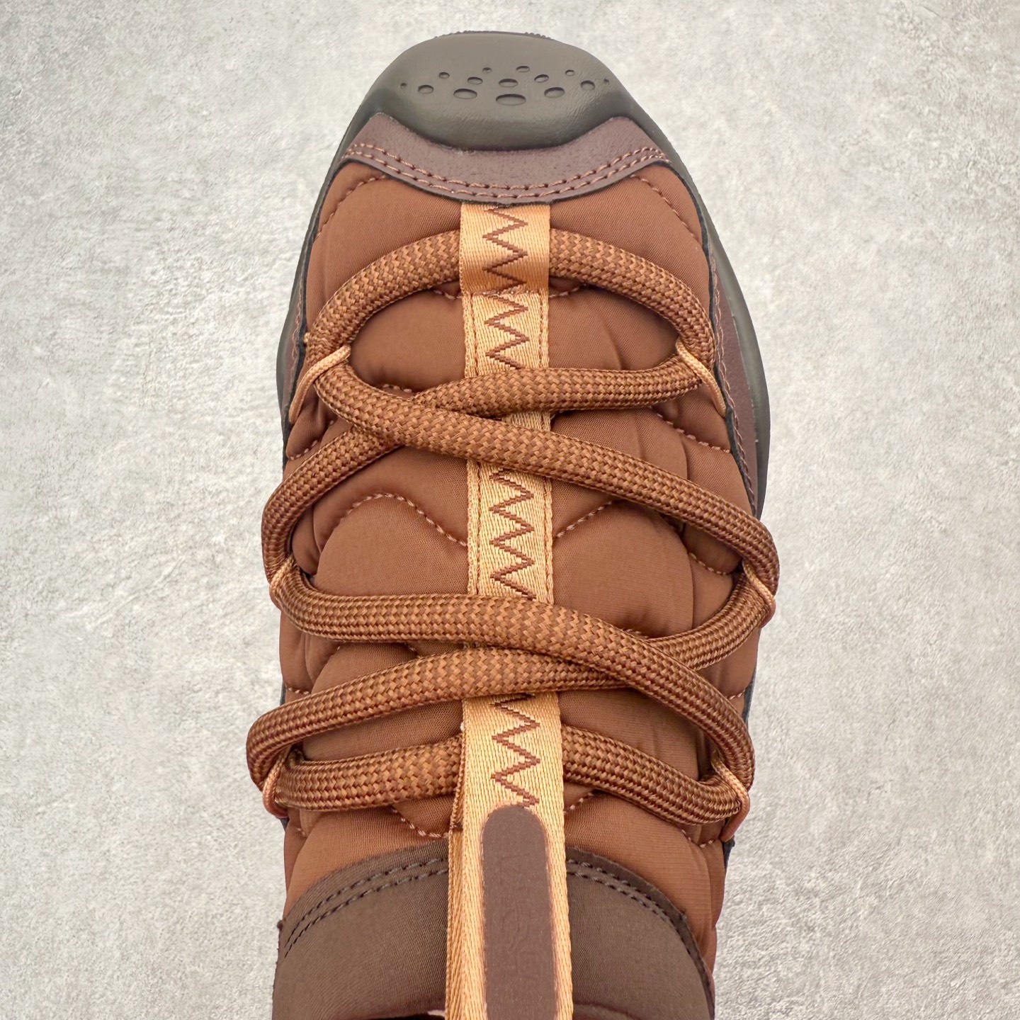 图片[4]-HOKA ONE ONE Ora Primo 舒适防滑低帮生活休闲鞋 虽然是以一脚蹬作为设计理念 但完全不会出现不跟脚的情况 可以看到带有一部分后跟 做到不束缚同时可以有效防止掉跟 厚度可观的鞋垫上带有凸起的纹理 上脚不会有异物感并防止打滑 鞋底搭载滚动平衡技术 为玩家提供缓震支持与舒适脚感 尺码：36 36.5 37.5 38 38.5 39 40 40.5 41 42 42.5 43 44 44.5 45 46 47-选品中心