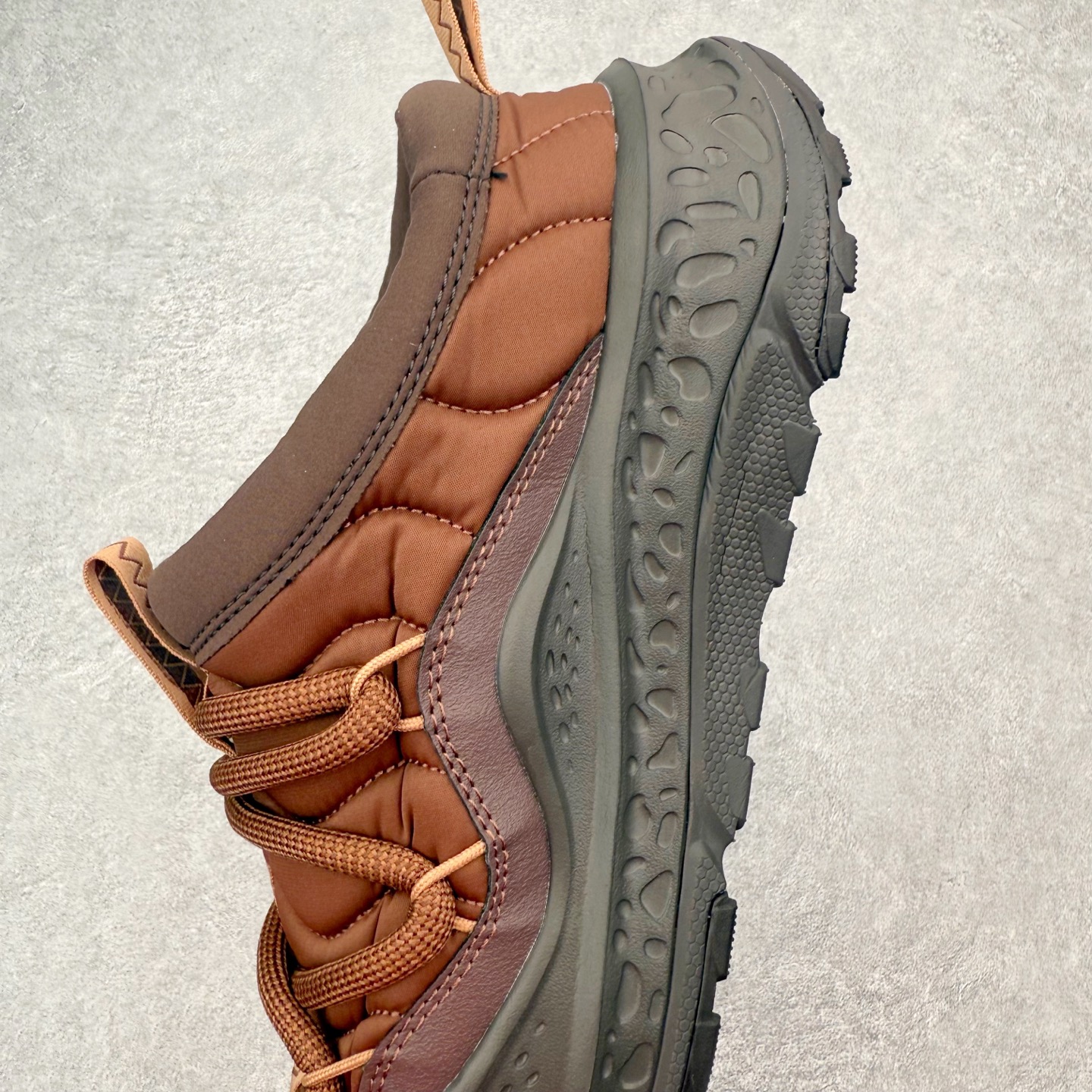 图片[7]-HOKA ONE ONE Ora Primo 舒适防滑低帮生活休闲鞋 虽然是以一脚蹬作为设计理念 但完全不会出现不跟脚的情况 可以看到带有一部分后跟 做到不束缚同时可以有效防止掉跟 厚度可观的鞋垫上带有凸起的纹理 上脚不会有异物感并防止打滑 鞋底搭载滚动平衡技术 为玩家提供缓震支持与舒适脚感 尺码：36 36.5 37.5 38 38.5 39 40 40.5 41 42 42.5 43 44 44.5 45 46 47-选品中心