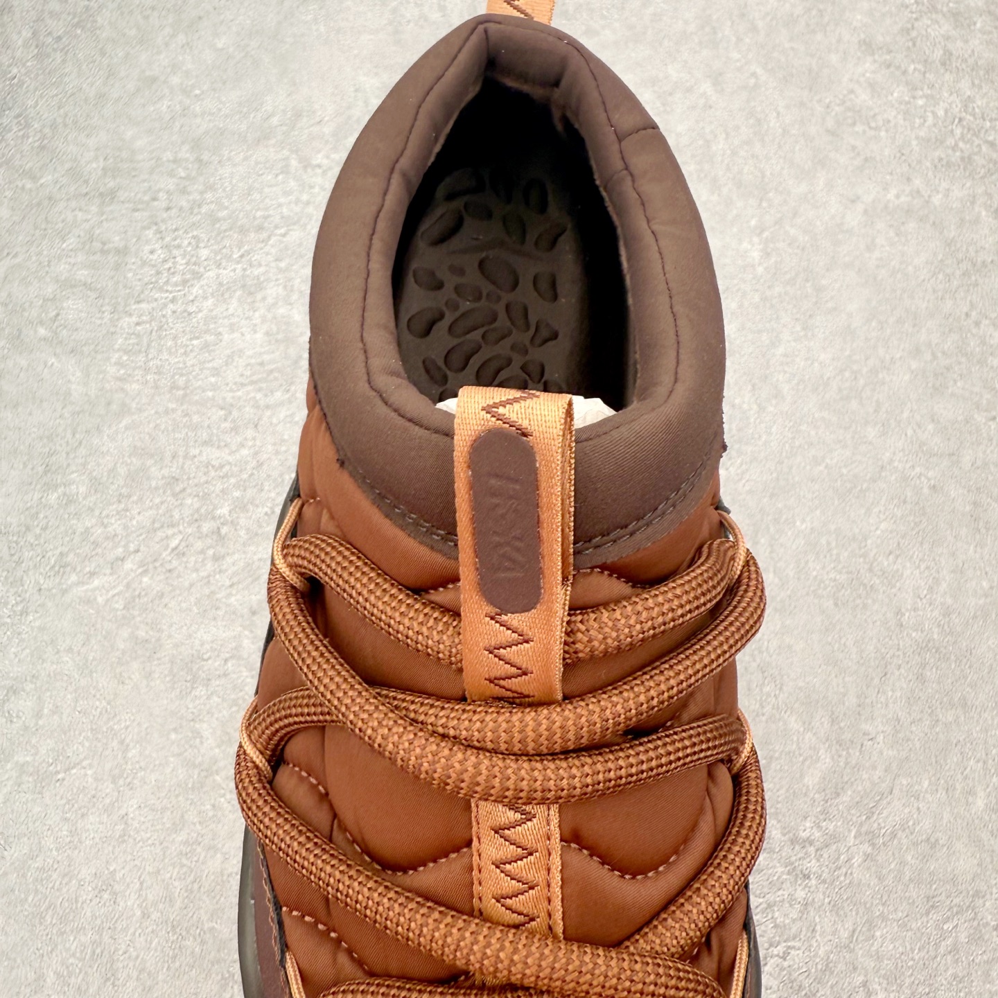 图片[5]-HOKA ONE ONE Ora Primo 舒适防滑低帮生活休闲鞋 虽然是以一脚蹬作为设计理念 但完全不会出现不跟脚的情况 可以看到带有一部分后跟 做到不束缚同时可以有效防止掉跟 厚度可观的鞋垫上带有凸起的纹理 上脚不会有异物感并防止打滑 鞋底搭载滚动平衡技术 为玩家提供缓震支持与舒适脚感 尺码：36 36.5 37.5 38 38.5 39 40 40.5 41 42 42.5 43 44 44.5 45 46 47-选品中心