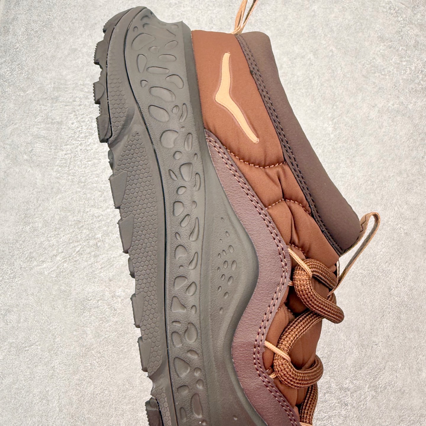 图片[6]-HOKA ONE ONE Ora Primo 舒适防滑低帮生活休闲鞋 虽然是以一脚蹬作为设计理念 但完全不会出现不跟脚的情况 可以看到带有一部分后跟 做到不束缚同时可以有效防止掉跟 厚度可观的鞋垫上带有凸起的纹理 上脚不会有异物感并防止打滑 鞋底搭载滚动平衡技术 为玩家提供缓震支持与舒适脚感 尺码：36 36.5 37.5 38 38.5 39 40 40.5 41 42 42.5 43 44 44.5 45 46 47-选品中心