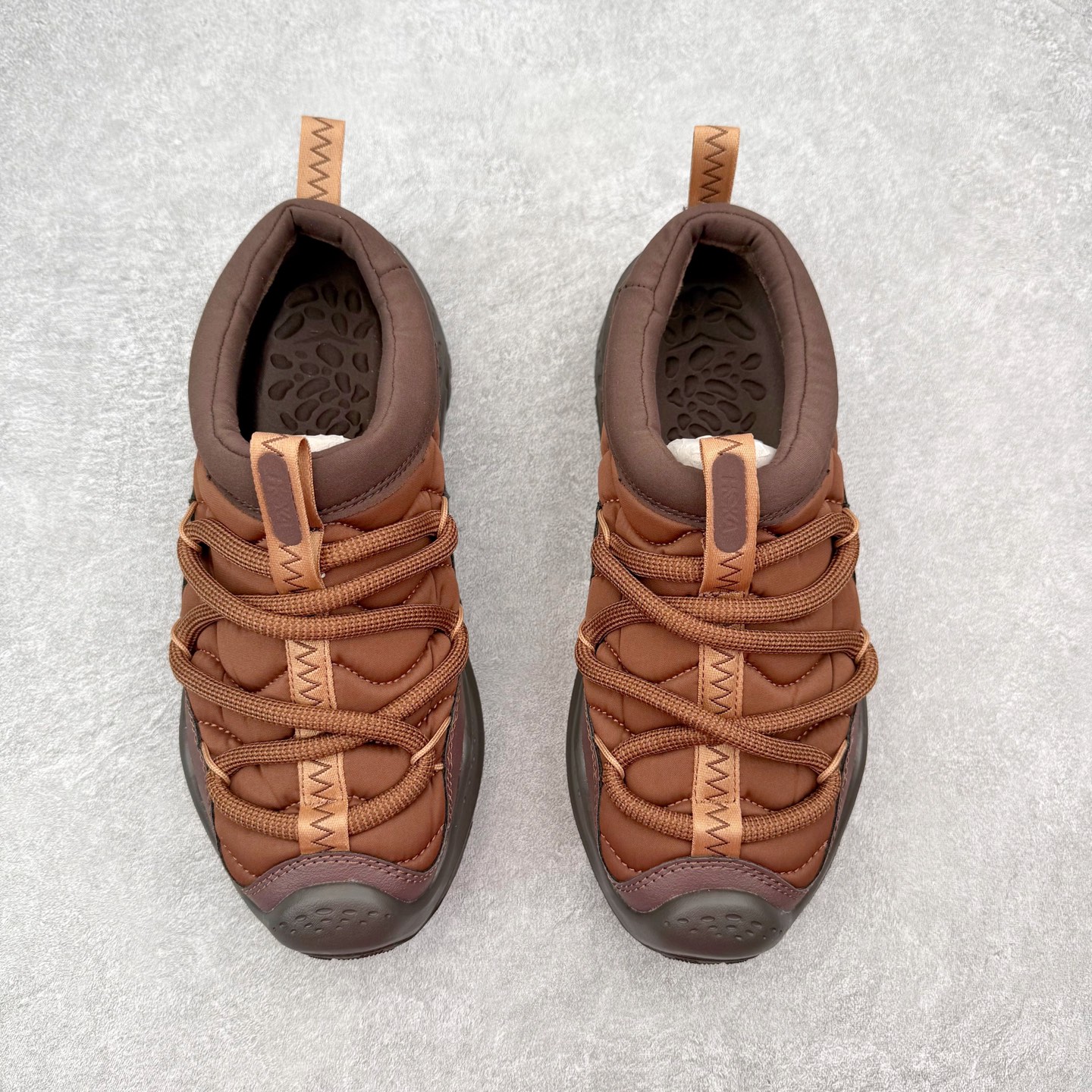 图片[2]-HOKA ONE ONE Ora Primo 舒适防滑低帮生活休闲鞋 虽然是以一脚蹬作为设计理念 但完全不会出现不跟脚的情况 可以看到带有一部分后跟 做到不束缚同时可以有效防止掉跟 厚度可观的鞋垫上带有凸起的纹理 上脚不会有异物感并防止打滑 鞋底搭载滚动平衡技术 为玩家提供缓震支持与舒适脚感 尺码：36 36.5 37.5 38 38.5 39 40 40.5 41 42 42.5 43 44 44.5 45 46 47-选品中心