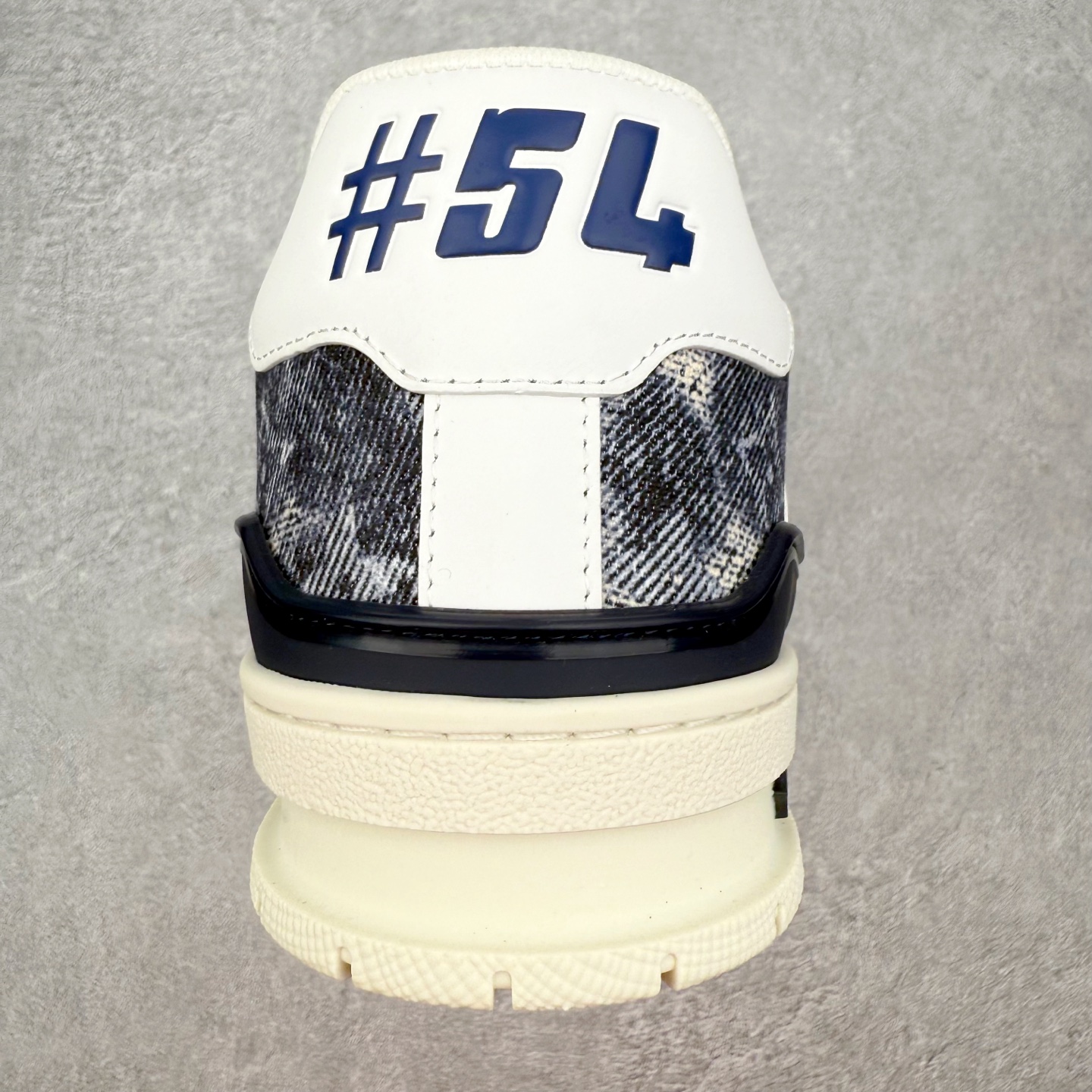 图片[8]-＃FS Louis Vuitton Trainer lv时装走秀运动鞋 完美鞋型超高的清洁度 零毛边线头瑕疵 全套原楦原纸版原鞋开模 全网最具灵魂的版型 正确原装黄色鞋盒 正确中底印花 鞋面印花3D高频深度立体 全鞋电脑针车 紧密相连 针距密度一致 环保乳胶注塑鞋垫 厚度脚感还原原版 皮面裁剪部位 统一油边封口工艺 原装橡胶大底含胶量大底组合零偏差 专柜全套包装 防尘袋 说明书 质保卡 男女鞋 尺码：35 36 37 38 39 40 41 42 43 44 45-选品中心