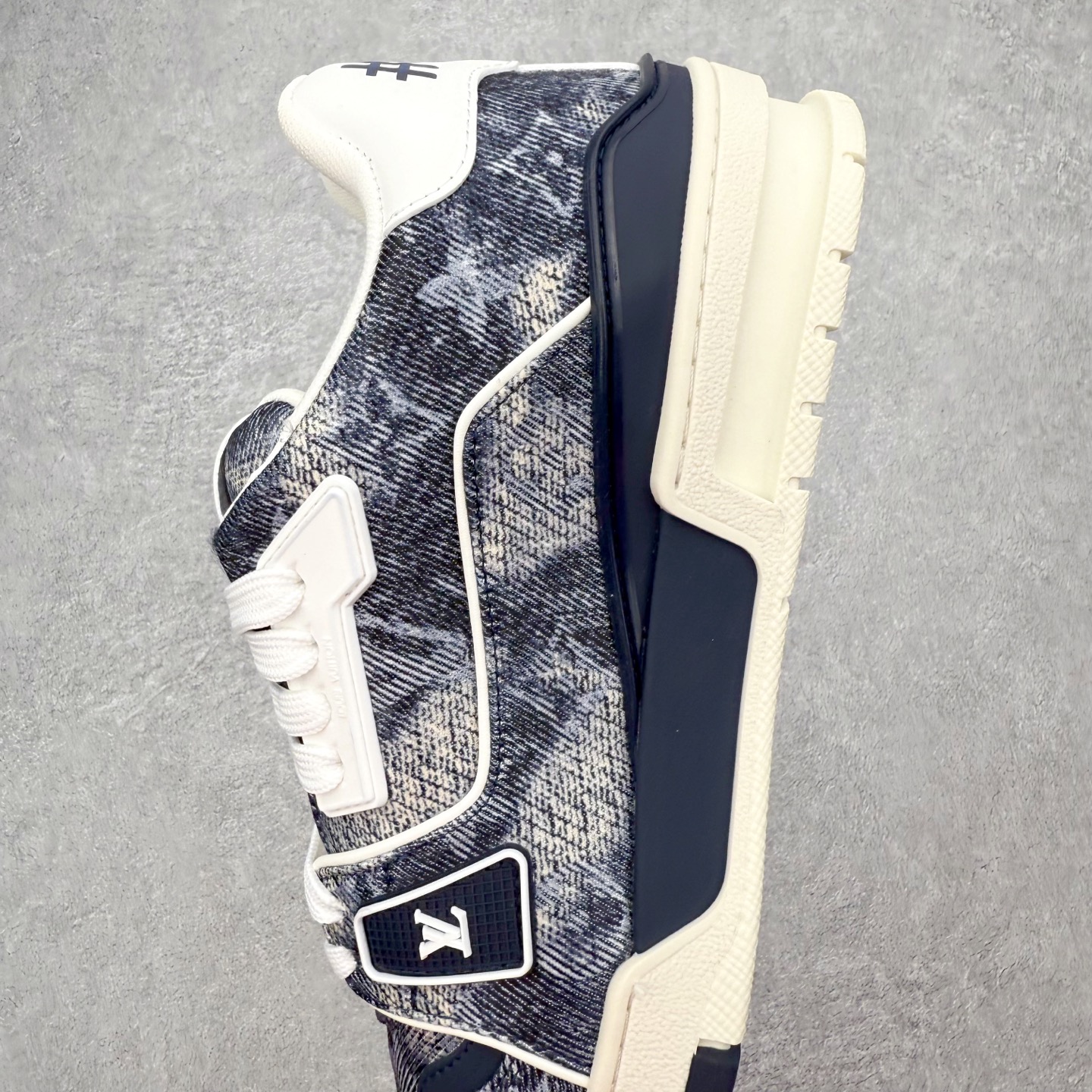 图片[7]-＃FS Louis Vuitton Trainer lv时装走秀运动鞋 完美鞋型超高的清洁度 零毛边线头瑕疵 全套原楦原纸版原鞋开模 全网最具灵魂的版型 正确原装黄色鞋盒 正确中底印花 鞋面印花3D高频深度立体 全鞋电脑针车 紧密相连 针距密度一致 环保乳胶注塑鞋垫 厚度脚感还原原版 皮面裁剪部位 统一油边封口工艺 原装橡胶大底含胶量大底组合零偏差 专柜全套包装 防尘袋 说明书 质保卡 男女鞋 尺码：35 36 37 38 39 40 41 42 43 44 45-选品中心