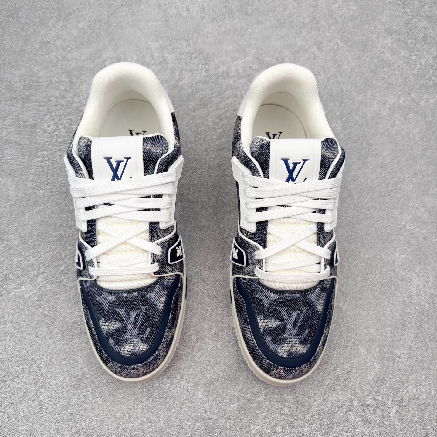 图片[2]-＃FS Louis Vuitton Trainer lv时装走秀运动鞋 完美鞋型超高的清洁度 零毛边线头瑕疵 全套原楦原纸版原鞋开模 全网最具灵魂的版型 正确原装黄色鞋盒 正确中底印花 鞋面印花3D高频深度立体 全鞋电脑针车 紧密相连 针距密度一致 环保乳胶注塑鞋垫 厚度脚感还原原版 皮面裁剪部位 统一油边封口工艺 原装橡胶大底含胶量大底组合零偏差 专柜全套包装 防尘袋 说明书 质保卡 男女鞋 尺码：35 36 37 38 39 40 41 42 43 44 45-选品中心