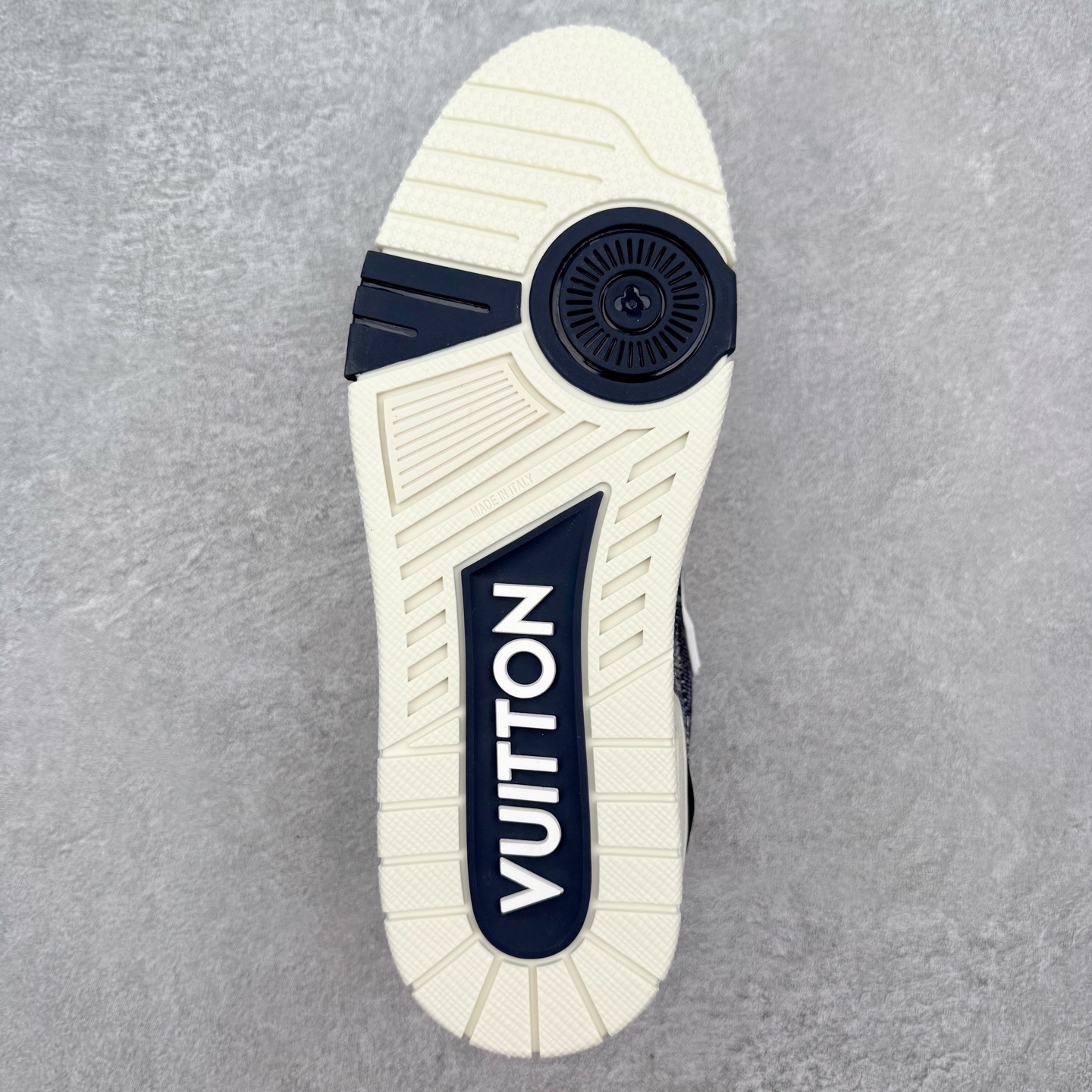 图片[9]-＃FS Louis Vuitton Trainer lv时装走秀运动鞋 完美鞋型超高的清洁度 零毛边线头瑕疵 全套原楦原纸版原鞋开模 全网最具灵魂的版型 正确原装黄色鞋盒 正确中底印花 鞋面印花3D高频深度立体 全鞋电脑针车 紧密相连 针距密度一致 环保乳胶注塑鞋垫 厚度脚感还原原版 皮面裁剪部位 统一油边封口工艺 原装橡胶大底含胶量大底组合零偏差 专柜全套包装 防尘袋 说明书 质保卡 男女鞋 尺码：35 36 37 38 39 40 41 42 43 44 45-选品中心