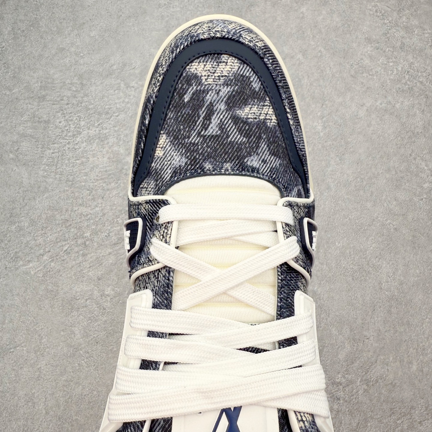 图片[4]-＃FS Louis Vuitton Trainer lv时装走秀运动鞋 完美鞋型超高的清洁度 零毛边线头瑕疵 全套原楦原纸版原鞋开模 全网最具灵魂的版型 正确原装黄色鞋盒 正确中底印花 鞋面印花3D高频深度立体 全鞋电脑针车 紧密相连 针距密度一致 环保乳胶注塑鞋垫 厚度脚感还原原版 皮面裁剪部位 统一油边封口工艺 原装橡胶大底含胶量大底组合零偏差 专柜全套包装 防尘袋 说明书 质保卡 男女鞋 尺码：35 36 37 38 39 40 41 42 43 44 45-选品中心