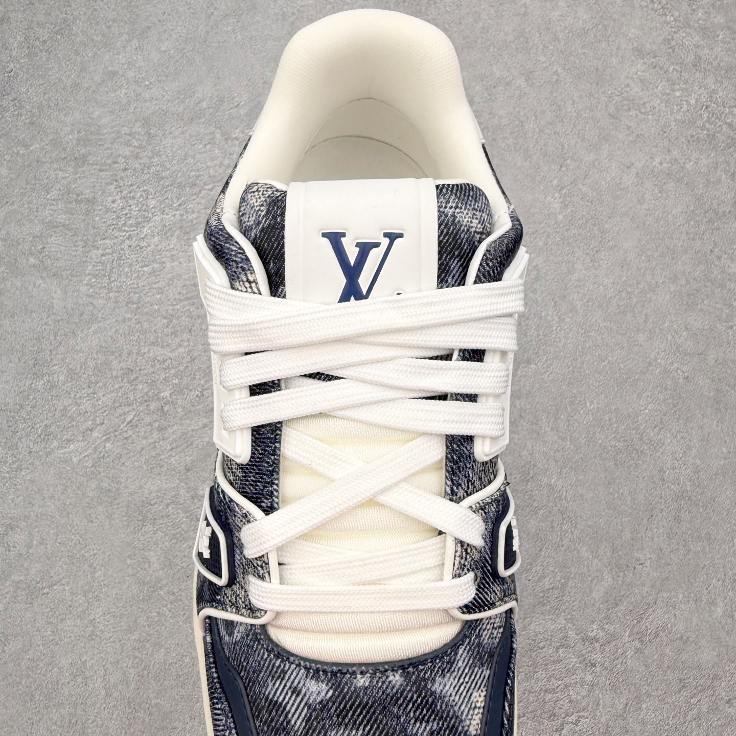 图片[5]-＃FS Louis Vuitton Trainer lv时装走秀运动鞋 完美鞋型超高的清洁度 零毛边线头瑕疵 全套原楦原纸版原鞋开模 全网最具灵魂的版型 正确原装黄色鞋盒 正确中底印花 鞋面印花3D高频深度立体 全鞋电脑针车 紧密相连 针距密度一致 环保乳胶注塑鞋垫 厚度脚感还原原版 皮面裁剪部位 统一油边封口工艺 原装橡胶大底含胶量大底组合零偏差 专柜全套包装 防尘袋 说明书 质保卡 男女鞋 尺码：35 36 37 38 39 40 41 42 43 44 45-选品中心