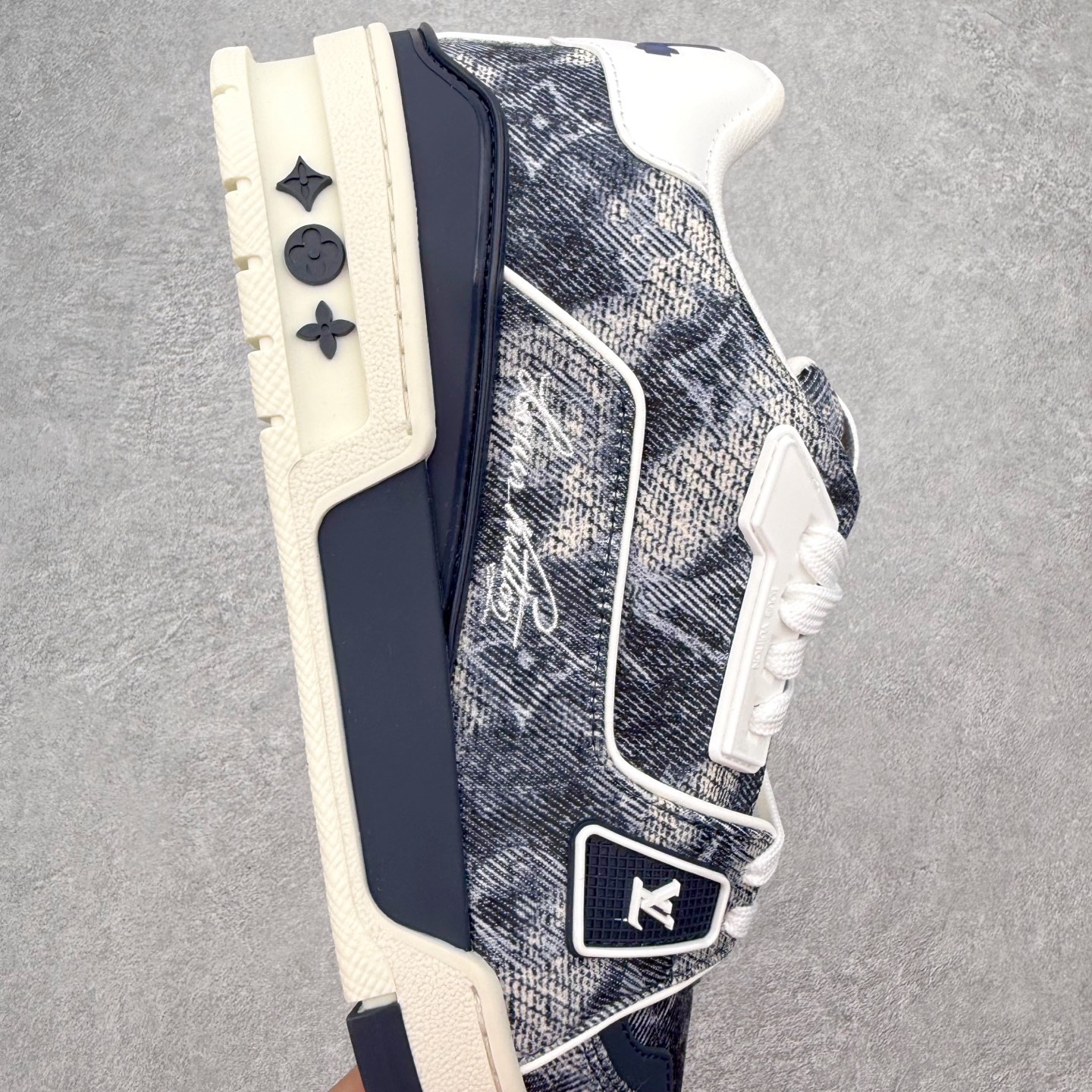 图片[6]-＃FS Louis Vuitton Trainer lv时装走秀运动鞋 完美鞋型超高的清洁度 零毛边线头瑕疵 全套原楦原纸版原鞋开模 全网最具灵魂的版型 正确原装黄色鞋盒 正确中底印花 鞋面印花3D高频深度立体 全鞋电脑针车 紧密相连 针距密度一致 环保乳胶注塑鞋垫 厚度脚感还原原版 皮面裁剪部位 统一油边封口工艺 原装橡胶大底含胶量大底组合零偏差 专柜全套包装 防尘袋 说明书 质保卡 男女鞋 尺码：35 36 37 38 39 40 41 42 43 44 45-选品中心