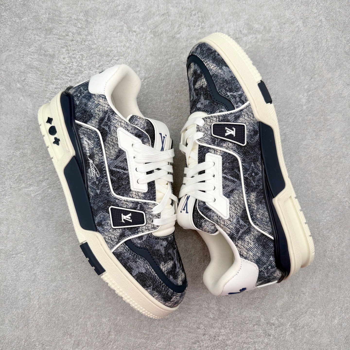 图片[3]-＃FS Louis Vuitton Trainer lv时装走秀运动鞋 完美鞋型超高的清洁度 零毛边线头瑕疵 全套原楦原纸版原鞋开模 全网最具灵魂的版型 正确原装黄色鞋盒 正确中底印花 鞋面印花3D高频深度立体 全鞋电脑针车 紧密相连 针距密度一致 环保乳胶注塑鞋垫 厚度脚感还原原版 皮面裁剪部位 统一油边封口工艺 原装橡胶大底含胶量大底组合零偏差 专柜全套包装 防尘袋 说明书 质保卡 男女鞋 尺码：35 36 37 38 39 40 41 42 43 44 45-选品中心