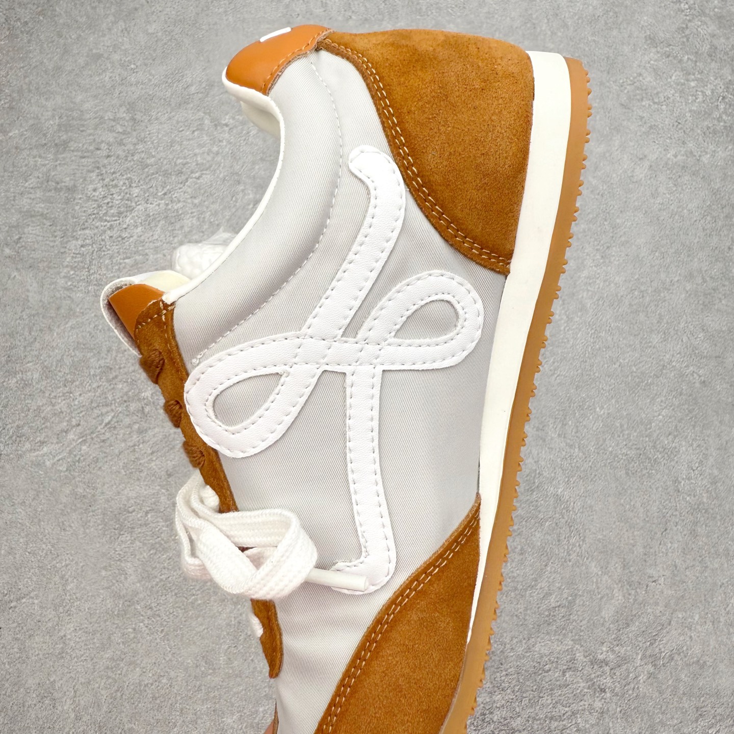 图片[7]-罗意威Loewe Ballet Runner 2.0 Sneakers 芭蕾舞2.0系列阿甘复古风德训薄底百搭休闲运动鞋 市面最高性价比 实体平台跑量 主打推荐好货 采用反绒牛皮革拼接头层皮饰片鞋面材质鞋身原装高密度防刮尼龙面料,极好柔软效果双层乳胶缓震鞋垫外部搭配轻量EVA缓震组合橡胶防滑片装外底不对称鞋头设计、袜状内部结构，轻盈橡胶外底延伸至鞋头 20 毫米鞋跟，附白色和同色系鞋带侧面饰有 L 徽标，鞋舌饰有压纹 Anagram 后跟标签饰有注塑橡胶 LOEWE 标志升级原楦型开发纸版全手工拉帮工艺成型 尺码：35 36 37 38 39 40 41 42 43 44 45-选品中心