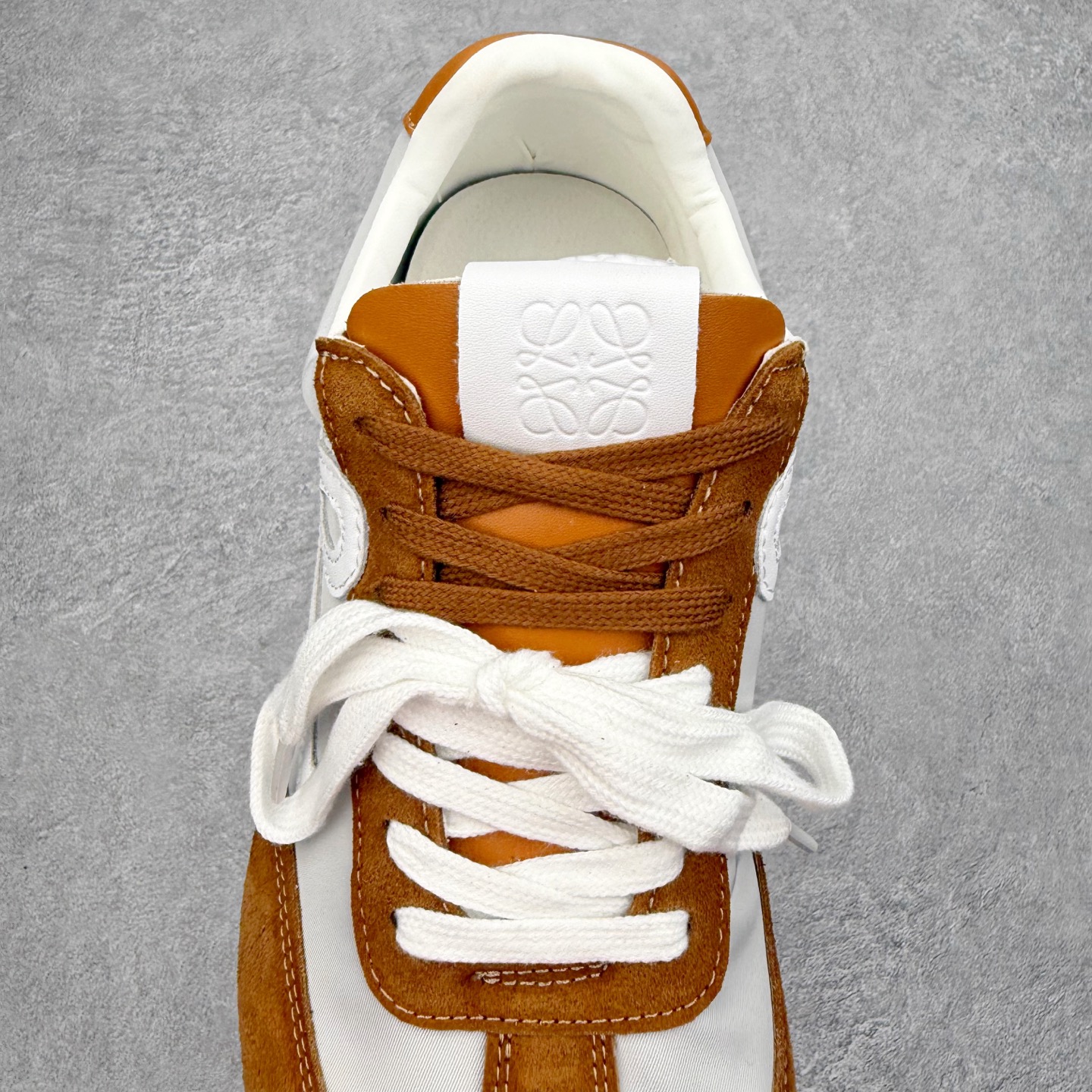 图片[5]-罗意威Loewe Ballet Runner 2.0 Sneakers 芭蕾舞2.0系列阿甘复古风德训薄底百搭休闲运动鞋 市面最高性价比 实体平台跑量 主打推荐好货 采用反绒牛皮革拼接头层皮饰片鞋面材质鞋身原装高密度防刮尼龙面料,极好柔软效果双层乳胶缓震鞋垫外部搭配轻量EVA缓震组合橡胶防滑片装外底不对称鞋头设计、袜状内部结构，轻盈橡胶外底延伸至鞋头 20 毫米鞋跟，附白色和同色系鞋带侧面饰有 L 徽标，鞋舌饰有压纹 Anagram 后跟标签饰有注塑橡胶 LOEWE 标志升级原楦型开发纸版全手工拉帮工艺成型 尺码：35 36 37 38 39 40 41 42 43 44 45-选品中心