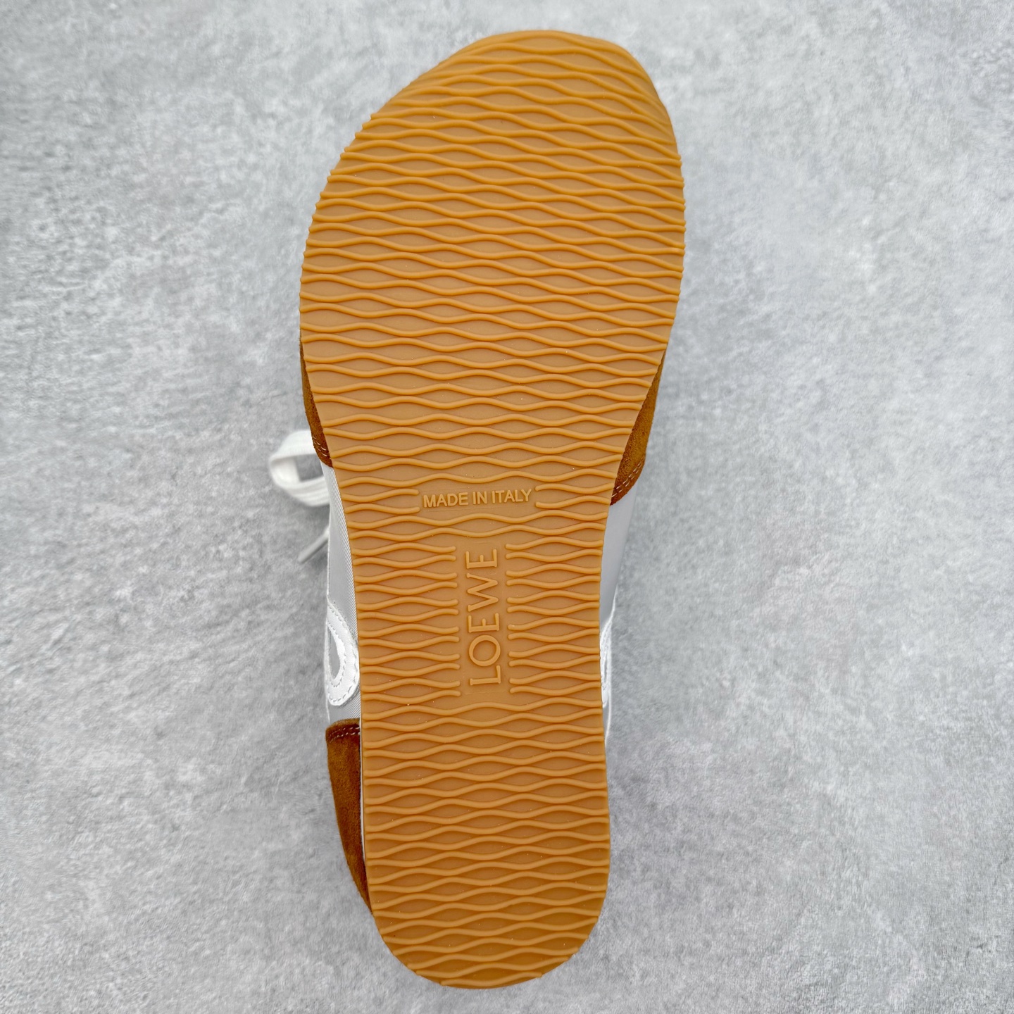 图片[9]-罗意威Loewe Ballet Runner 2.0 Sneakers 芭蕾舞2.0系列阿甘复古风德训薄底百搭休闲运动鞋 市面最高性价比 实体平台跑量 主打推荐好货 采用反绒牛皮革拼接头层皮饰片鞋面材质鞋身原装高密度防刮尼龙面料,极好柔软效果双层乳胶缓震鞋垫外部搭配轻量EVA缓震组合橡胶防滑片装外底不对称鞋头设计、袜状内部结构，轻盈橡胶外底延伸至鞋头 20 毫米鞋跟，附白色和同色系鞋带侧面饰有 L 徽标，鞋舌饰有压纹 Anagram 后跟标签饰有注塑橡胶 LOEWE 标志升级原楦型开发纸版全手工拉帮工艺成型 尺码：35 36 37 38 39 40 41 42 43 44 45-选品中心