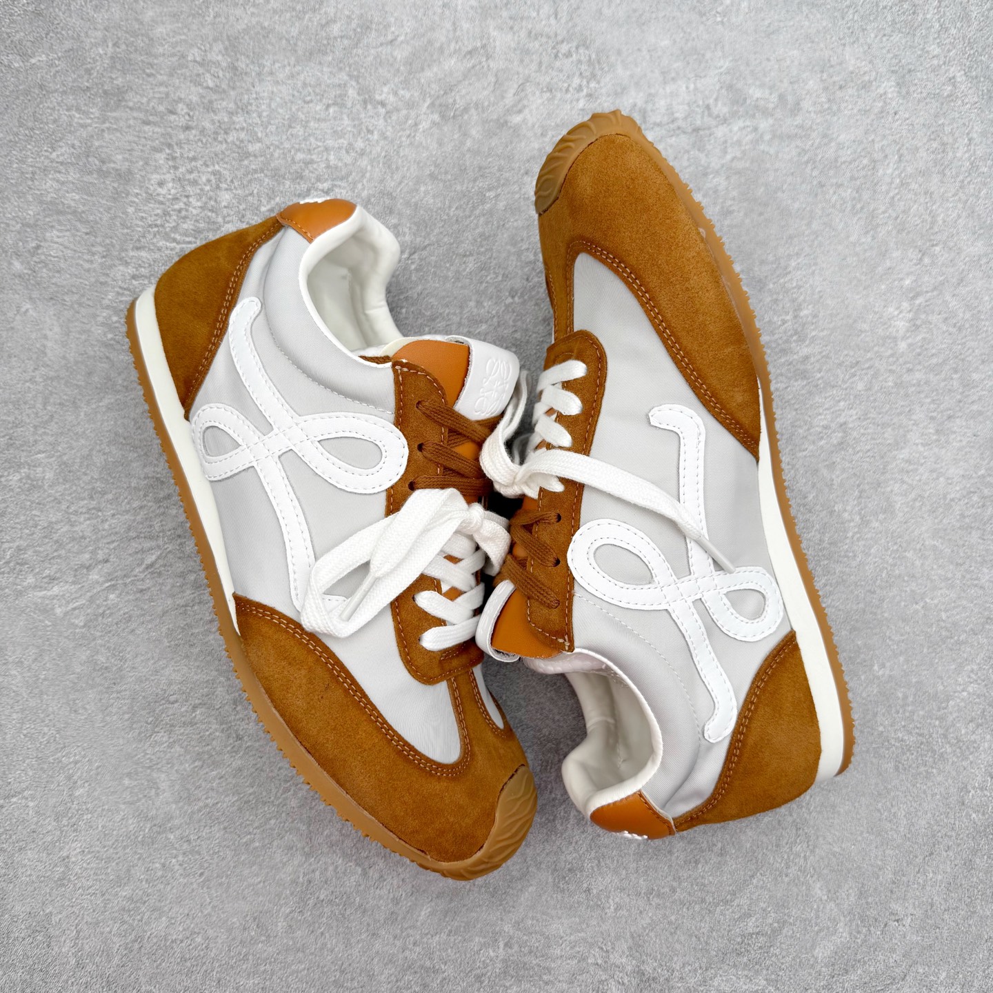 图片[3]-罗意威Loewe Ballet Runner 2.0 Sneakers 芭蕾舞2.0系列阿甘复古风德训薄底百搭休闲运动鞋 市面最高性价比 实体平台跑量 主打推荐好货 采用反绒牛皮革拼接头层皮饰片鞋面材质鞋身原装高密度防刮尼龙面料,极好柔软效果双层乳胶缓震鞋垫外部搭配轻量EVA缓震组合橡胶防滑片装外底不对称鞋头设计、袜状内部结构，轻盈橡胶外底延伸至鞋头 20 毫米鞋跟，附白色和同色系鞋带侧面饰有 L 徽标，鞋舌饰有压纹 Anagram 后跟标签饰有注塑橡胶 LOEWE 标志升级原楦型开发纸版全手工拉帮工艺成型 尺码：35 36 37 38 39 40 41 42 43 44 45-选品中心